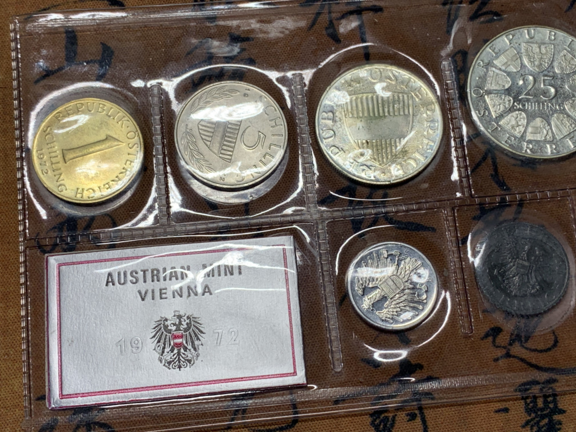 《竞宝斋》第28场-本周日，周一2场连拍（全场顺丰包邮） 原封装 奥地利 1972年 9枚套精制币 其中三枚大的是银币