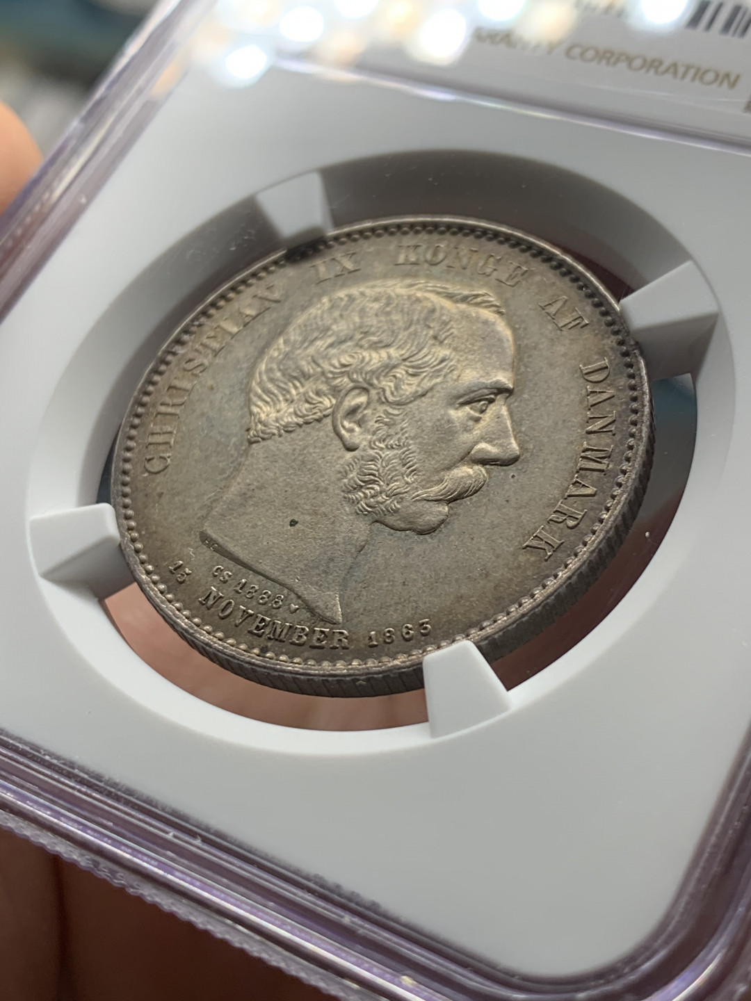 《竞宝斋》第28场-本周日，周一2场连拍（全场顺丰包邮） NGC UNC评级 少见 丹麦 1888年 2克朗银币 老包浆挺吃亏 发丝无磨损 喜欢的不要错过