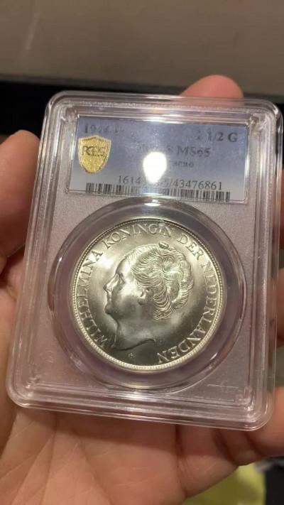 《竞宝斋》第28场-本周日，周一2场连拍（全场顺丰包邮） PCGS MS65 更高分只有2枚！荷属库拉索 1944年威廉明娜 2.5盾大银币 机铸纹明显 凝霜状态难得