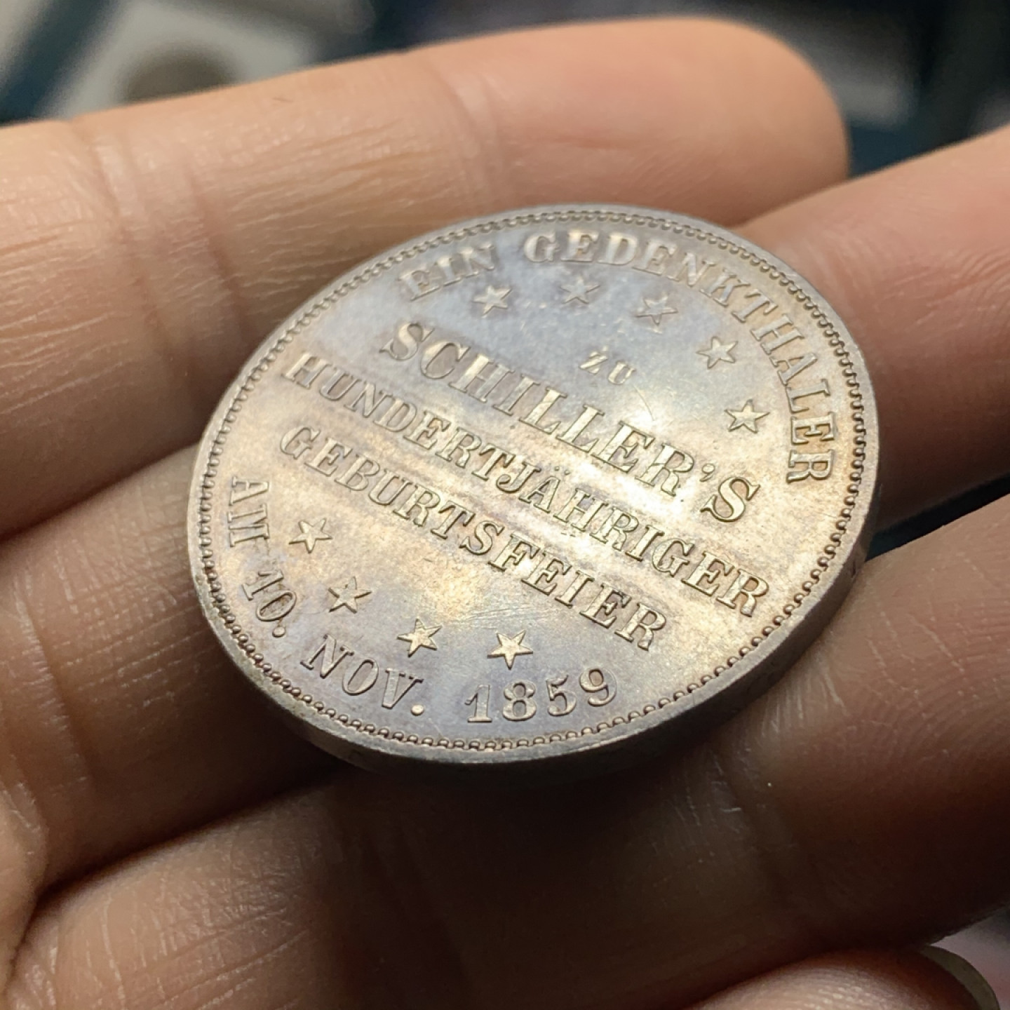 《竞宝斋》第28场-本周日，周一2场连拍（全场顺丰包邮） 裸币 德国法兰克福席勒纪念1泰勒，1859年PL底板