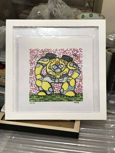 零元拍：歪歪亲笔签名 OWSON系列插画复制画《大黄蜂》，尺寸约22/22厘米，拍品不含镜框 - 零元拍：歪歪亲笔签名 OWSON系列插画复制画《大黄蜂》，尺寸约22/22厘米，拍品不含镜框