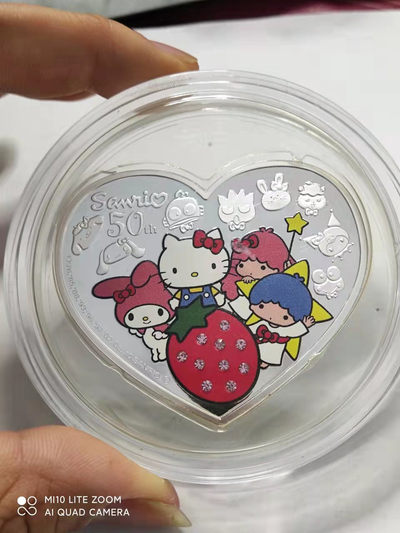 【海寧潮】拍卖第六期 - 【海寧潮】库克hello Kitty 心形镶嵌水晶100克纪念银币
