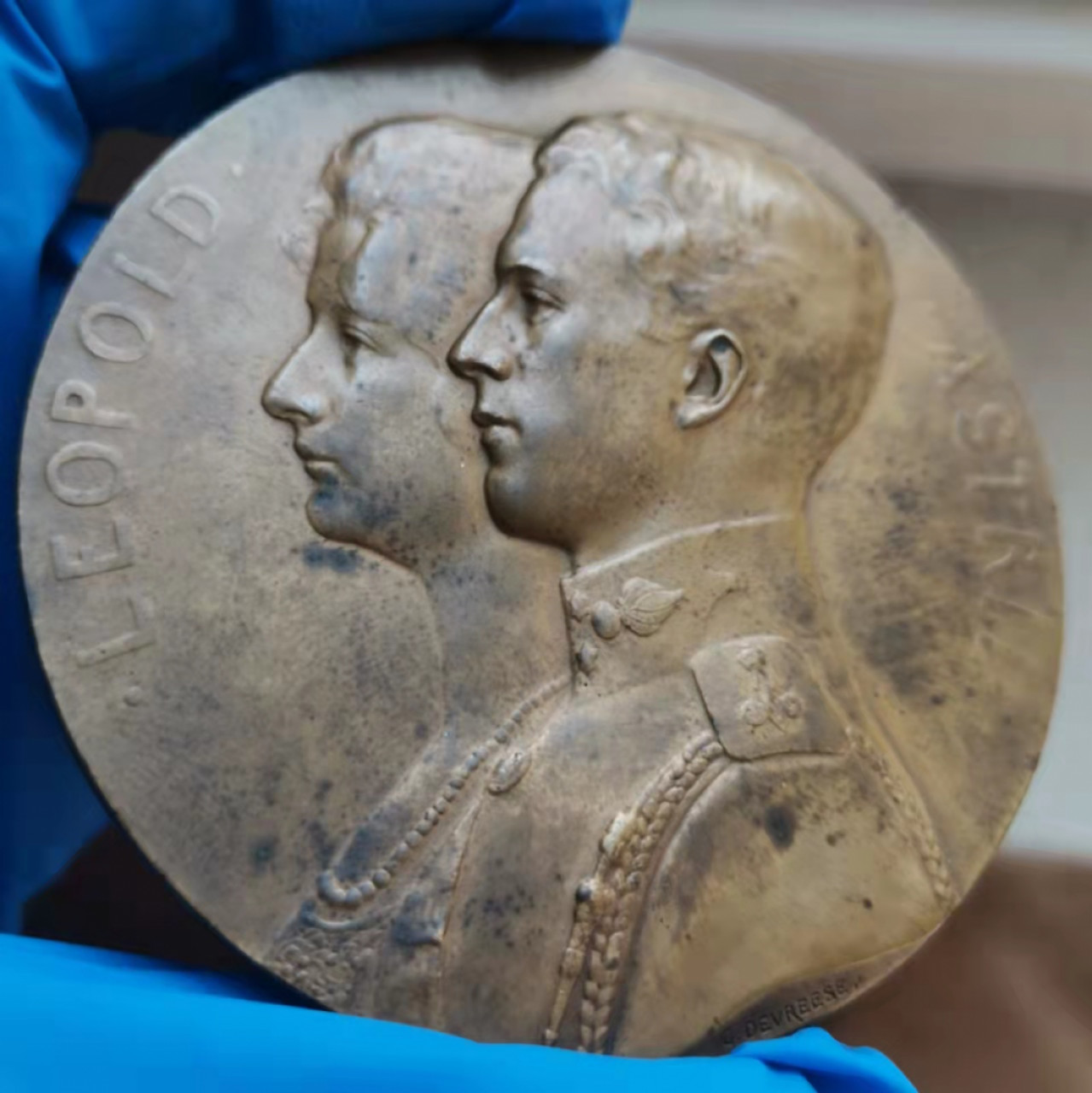 第23期拍卖会 1926年比利时利奥波德三世结婚超大铜章69mm122g