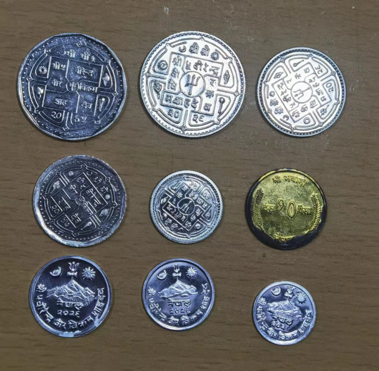 北京马甸外国钱币专卖店微拍第六十七期，非贵金属外国纪念币，流通币专场，陆续上新欢迎关注 从封装册子里拆下来的精制尼泊尔流通套币