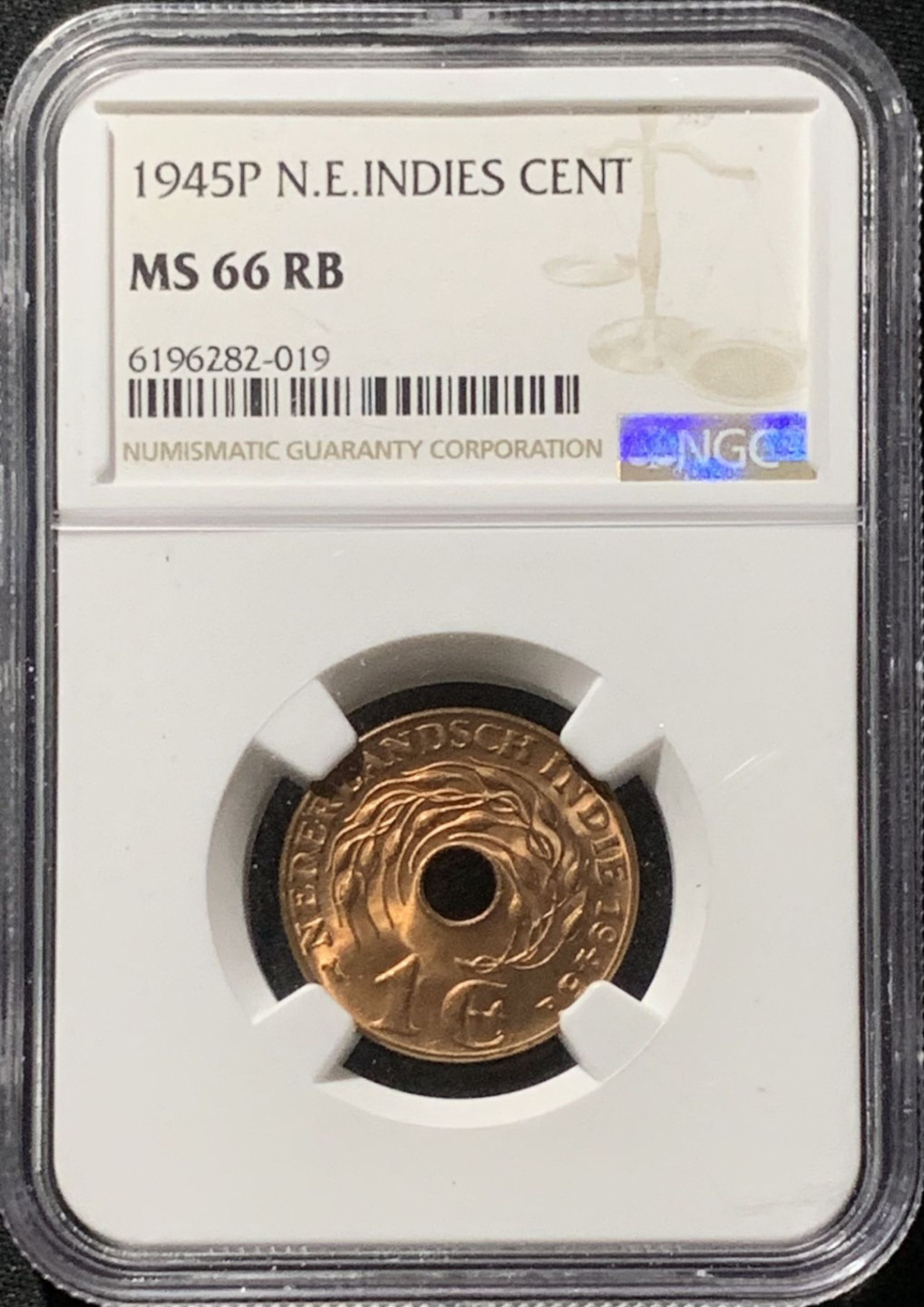 紫瑗钱币——第166期拍卖 荷属东印度 1945年 P版 1分 中孔 铜币 NGC MS66 RB