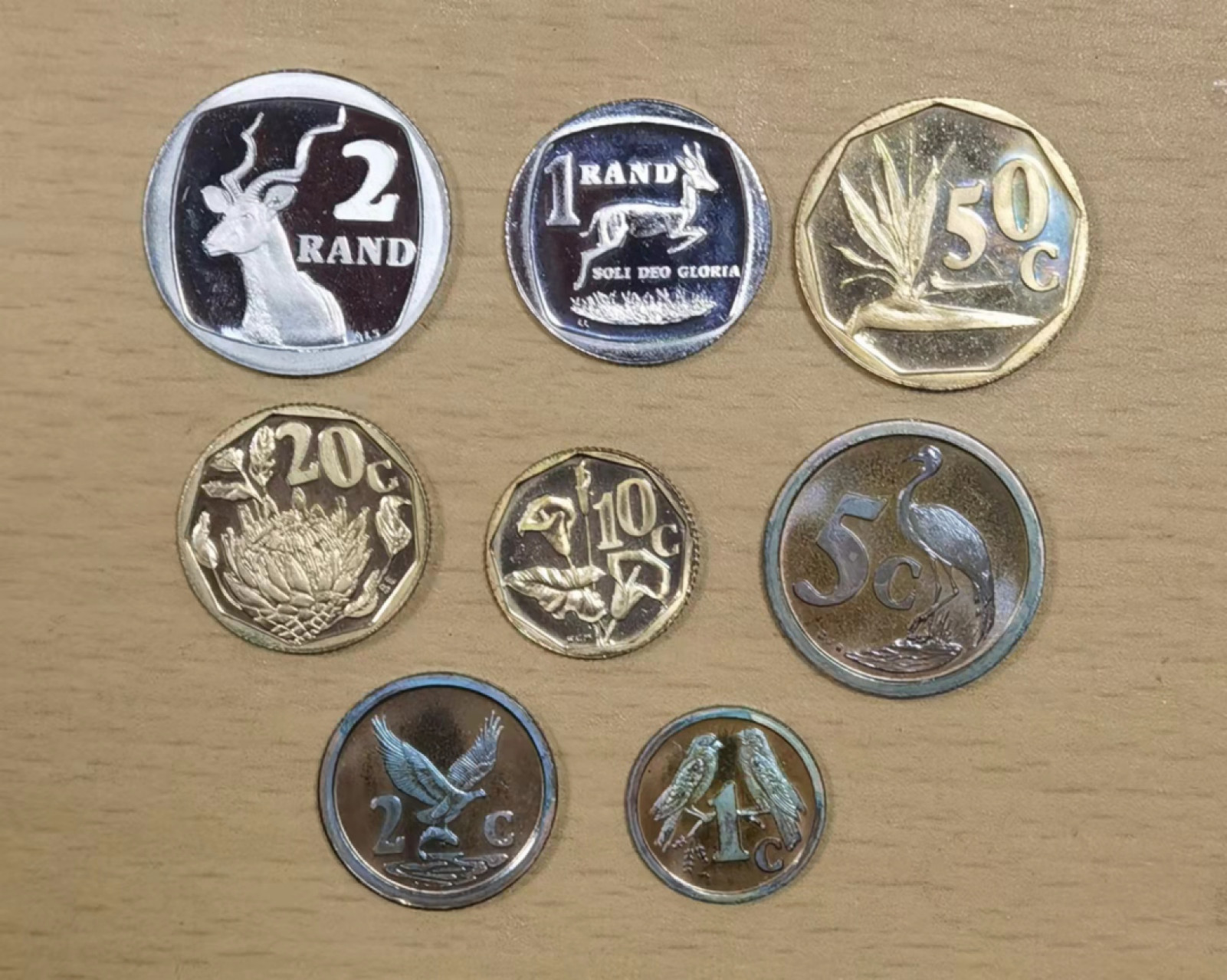 北京马甸外国钱币专卖店微拍第六十七期，非贵金属外国纪念币，流通币专场，陆续上新欢迎关注 从原封册子里拆下来的1993年版南非精制流通币8枚／套