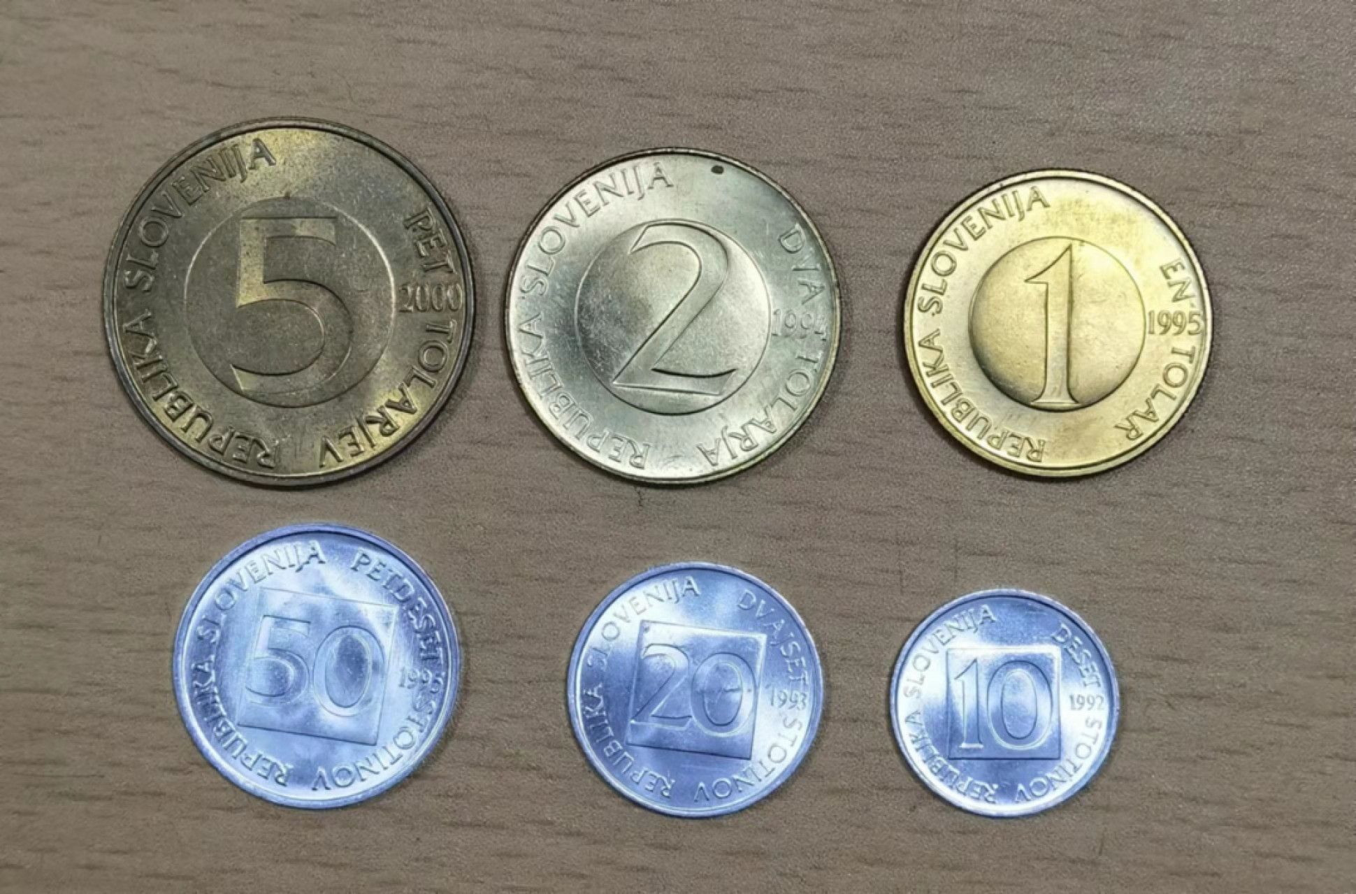 北京马甸外国钱币专卖店微拍第六十七期，非贵金属外国纪念币，流通币专场，陆续上新欢迎关注 斯洛文尼尼亚流通币6枚／套