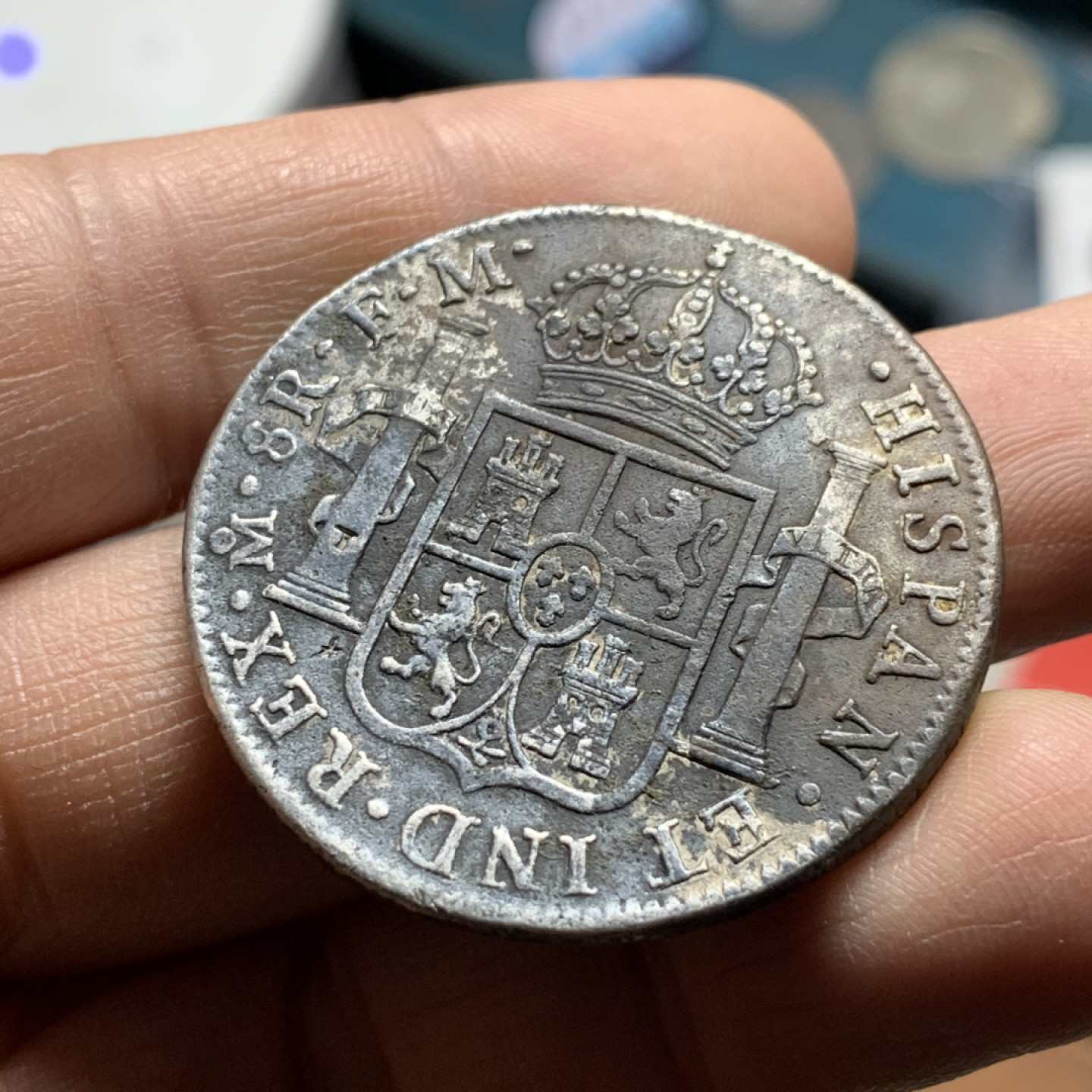 《竞宝斋》第30场-周日，周一，周二3场连拍（全场顺丰包邮） 西属 墨西哥1789年 卡三头像卡四名称 过渡版本 8R 双柱大银币 38.6mm 26.3克 细节见图