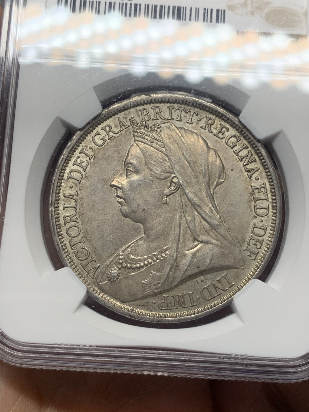 《竞宝斋》第30场-周日，周一，周二3场连拍（全场顺丰包邮） NGC-AU58 英国 1893-LVI年 维多利亚 披纱 马剑 1克朗 银币 灰色包浆