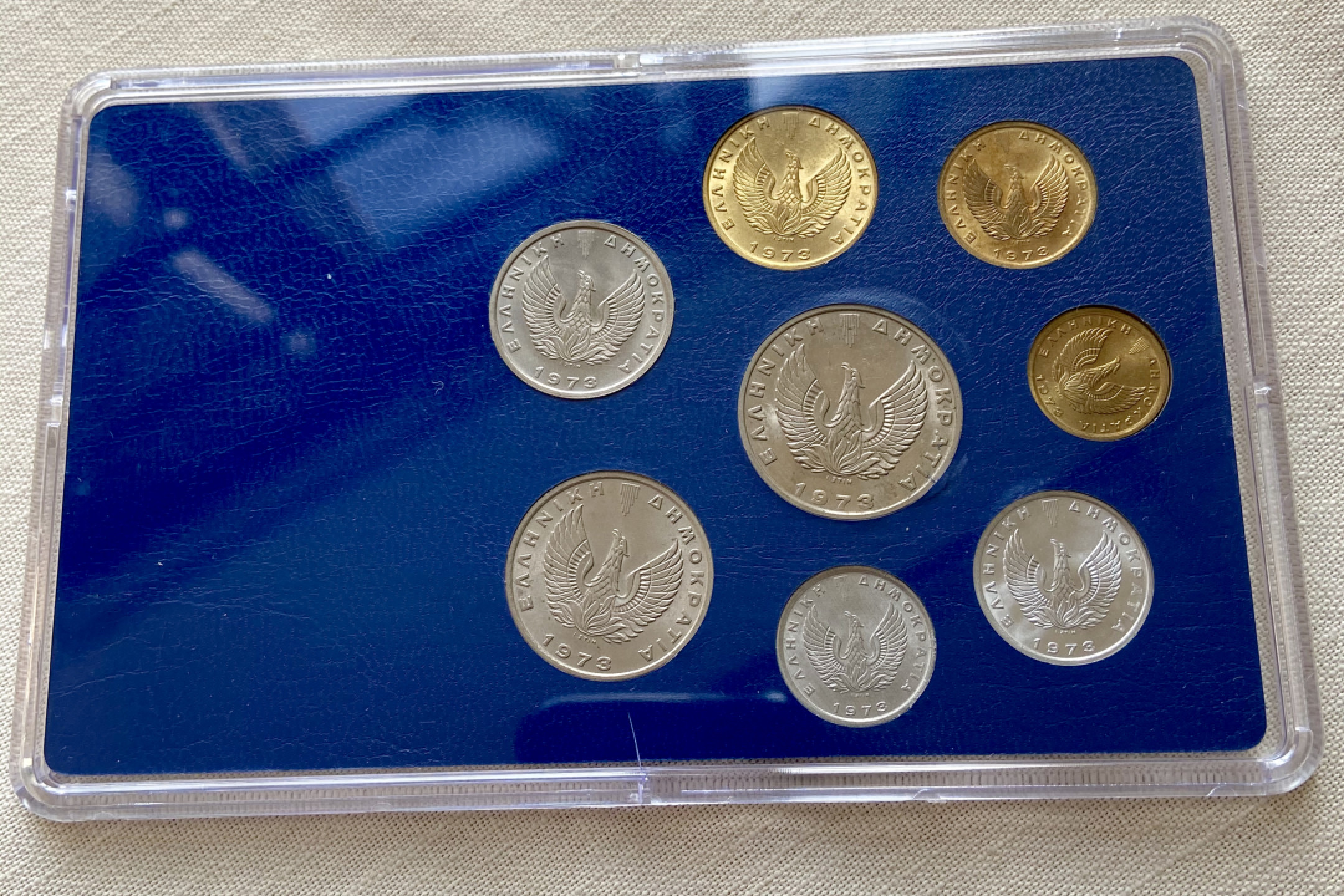 【Numismatist】第四场-0起拍-0佣金-包邮-世界硬币 希腊1973B套币 非常经典漂亮的一组硬币 盒子设计得也很不错