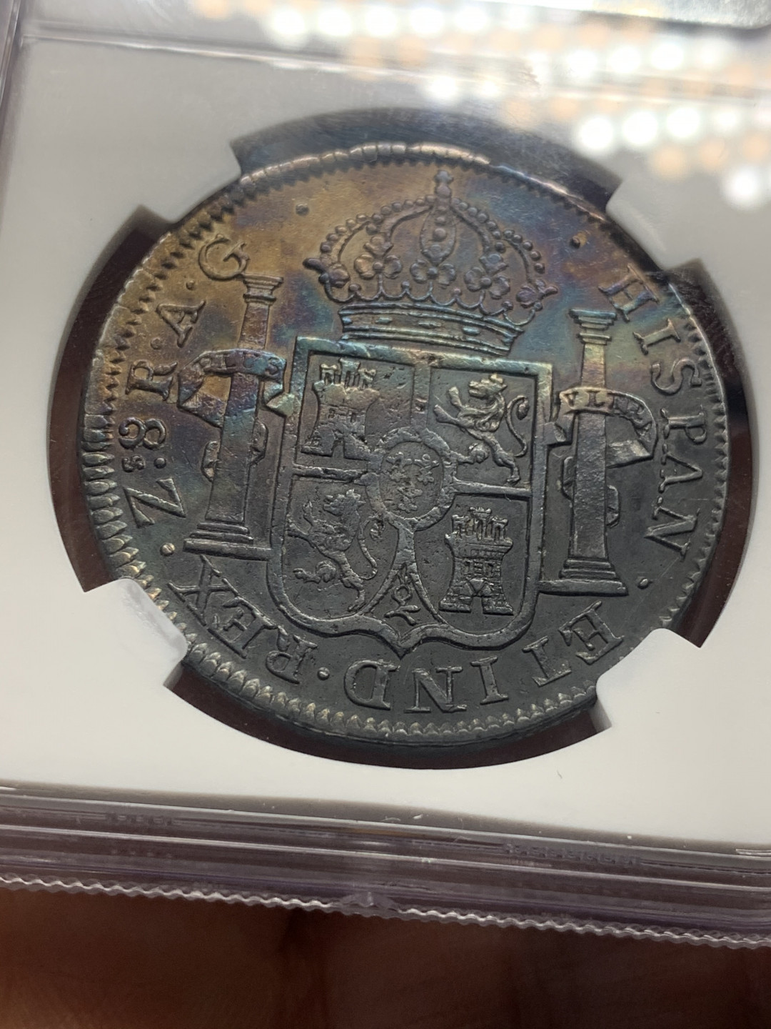 《竞宝斋》第30场-周日，周一，周二3场连拍（全场顺丰包邮） NGC评级1820年墨西哥内战版老双柱费迪南七世8瑞尔银币，少见的内战版老双柱，细节跟普通版有区别