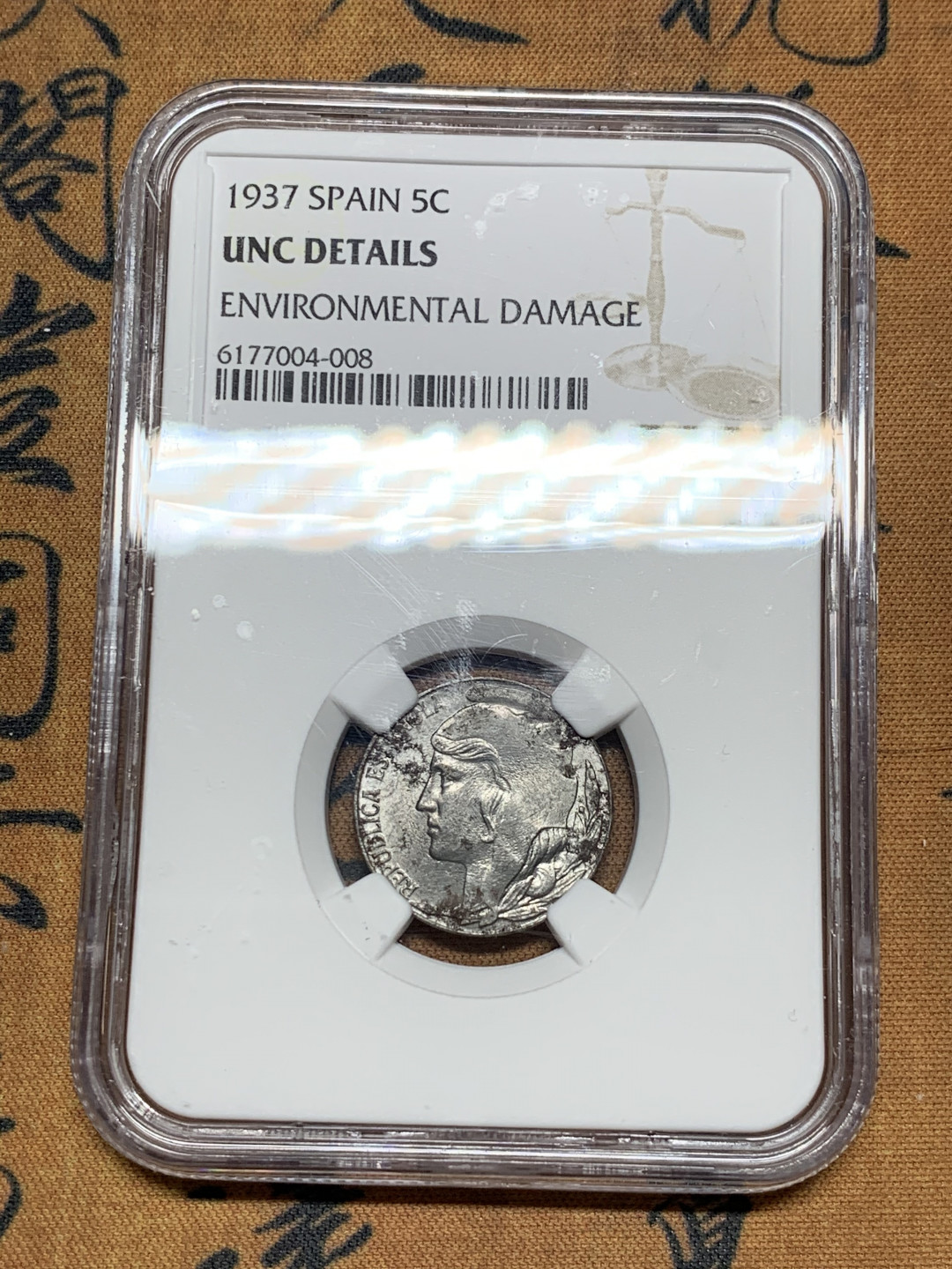 《竞宝斋》第30场-周日，周一，周二3场连拍（全场顺丰包邮） NGC-UNC 西班牙 1937年 内战 5分 铁币， 带点铁锈没有给分 ，不生锈太难了