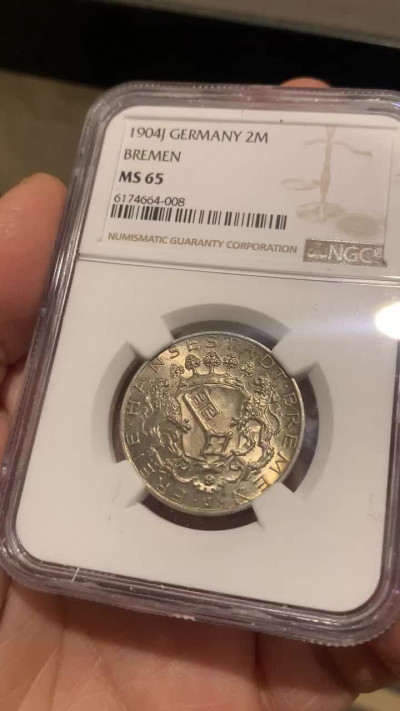 《竞宝斋》第30场-周日，周一，周二3场连拍（全场顺丰包邮） NGC-MS65 德国 1904年 不莱梅双狮盾牌 2马克 银币 五彩顶级状态