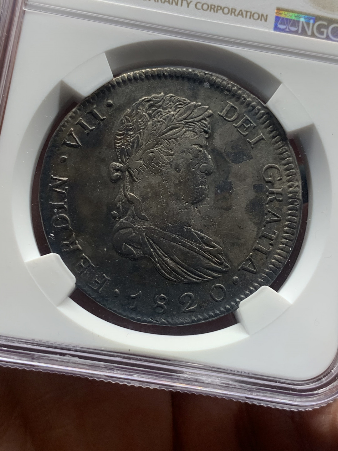 《竞宝斋》第30场-周日，周一，周二3场连拍（全场顺丰包邮） NGC评级1820年墨西哥内战版老双柱费迪南七世8瑞尔银币，少见的内战版老双柱，细节跟普通版有区别