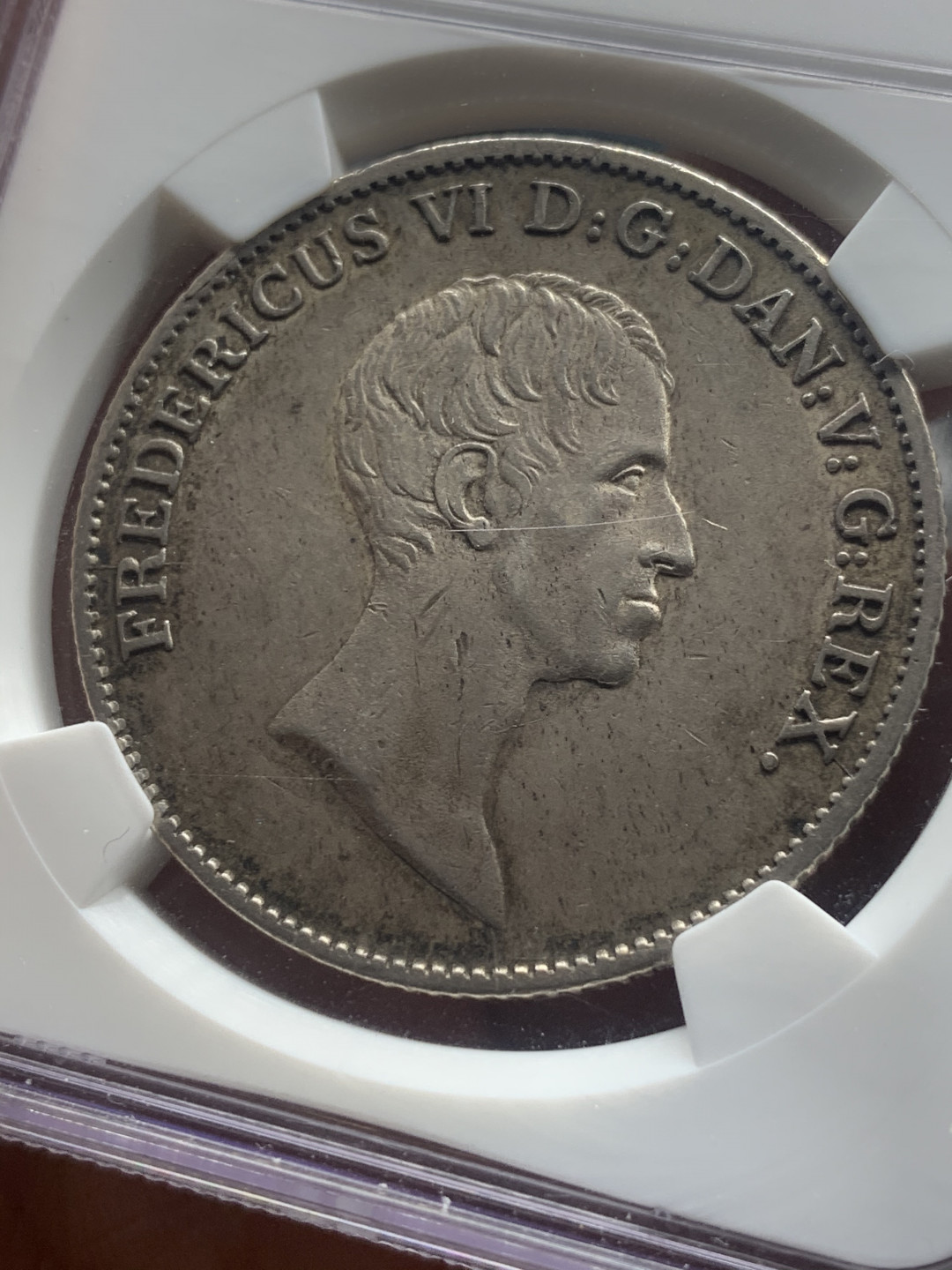 《竞宝斋》第30场-周日，周一，周二3场连拍（全场顺丰包邮） NGC-AU53 丹麦1822年 弗雷德里克六世 1达勒 克朗大银币 少见