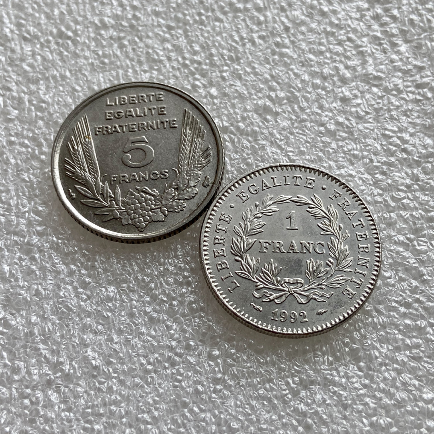 【Numismatist】第四场-0起拍-0佣金-包邮-世界硬币 法国1933年5法郎+1992年1法郎纪念币