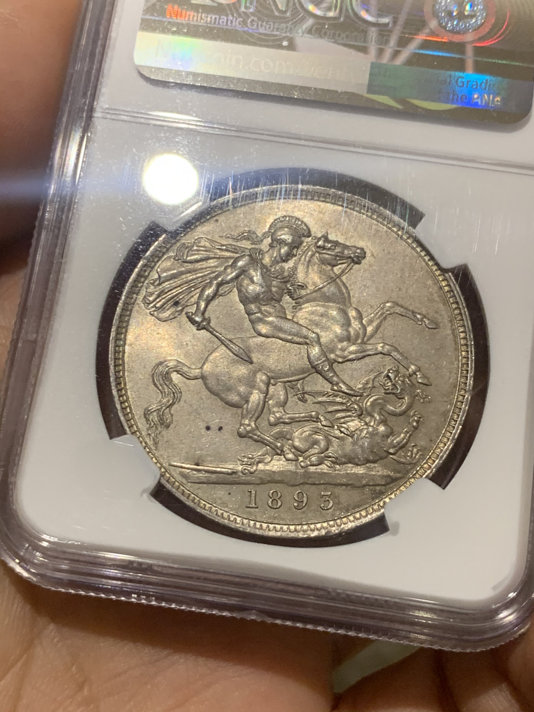 《竞宝斋》第30场-周日，周一，周二3场连拍（全场顺丰包邮） NGC-AU58 英国 1893-LVI年 维多利亚 披纱 马剑 1克朗 银币 灰色包浆