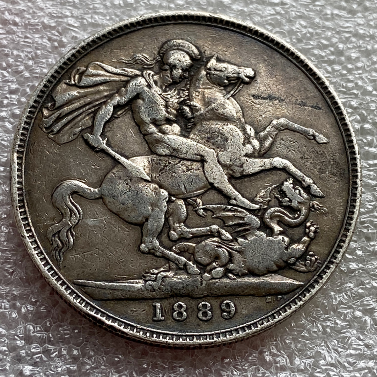 【Numismatist】第四场-0起拍-0佣金-包邮-世界硬币 英国维多利亚女王1889年马剑银币 包浆纯熟