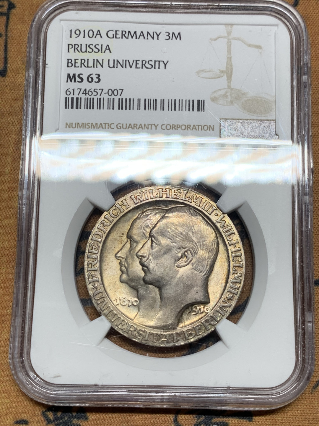 《竞宝斋》第30场-周日，周一，周二3场连拍（全场顺丰包邮） NGC-MS63 德国普鲁士 1910年 柏林大学 3马克 银币 淡彩包浆 非常漂亮