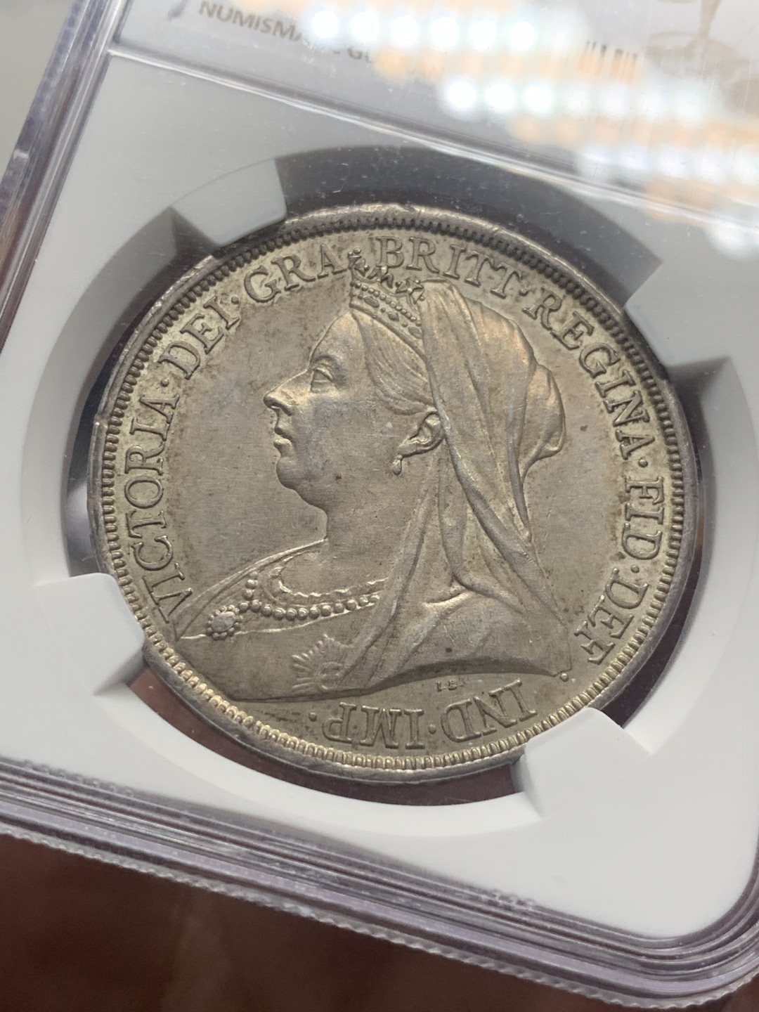 《竞宝斋》第30场-周日，周一，周二3场连拍（全场顺丰包邮） NGC-AU58 英国 1893-LVI年 维多利亚 披纱 马剑 1克朗 银币 灰色包浆