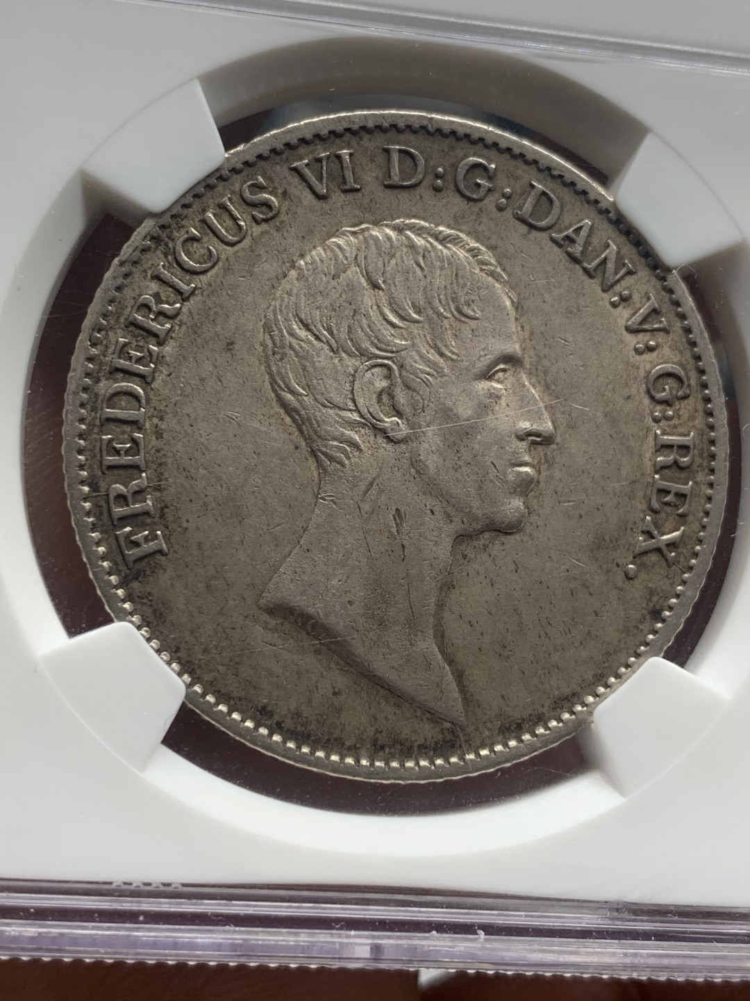 《竞宝斋》第30场-周日，周一，周二3场连拍（全场顺丰包邮） NGC-AU53 丹麦1822年 弗雷德里克六世 1达勒 克朗大银币 少见