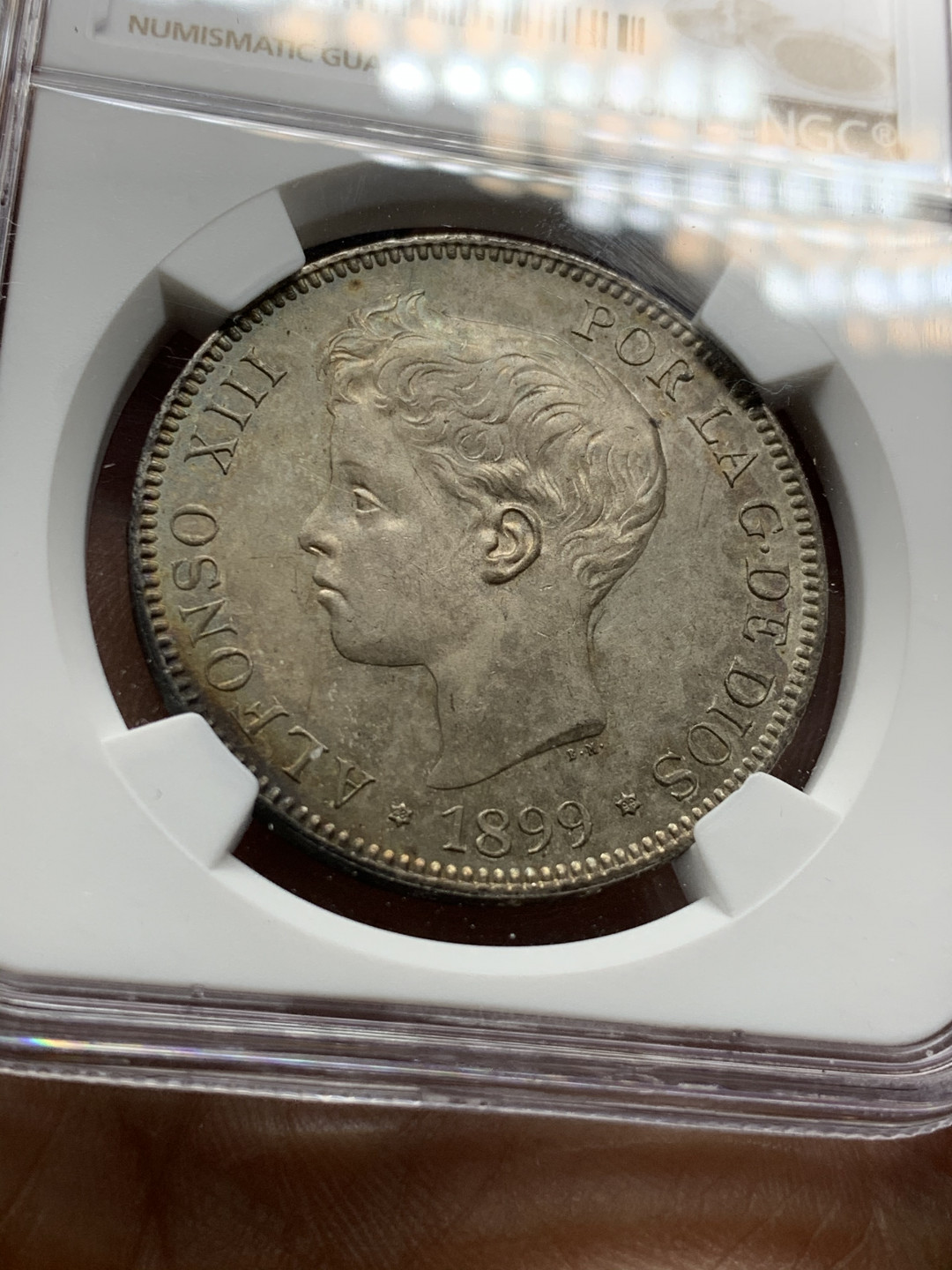 《竞宝斋》第30场-周日，周一，周二3场连拍（全场顺丰包邮） NGC-UNC 西班牙 1899年 阿方索十三世 5比塞塔双柱银币 老包浆带彩的不给分上海NGC的规矩