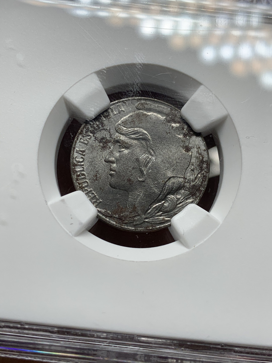 《竞宝斋》第30场-周日，周一，周二3场连拍（全场顺丰包邮） NGC-UNC 西班牙 1937年 内战 5分 铁币， 带点铁锈没有给分 ，不生锈太难了