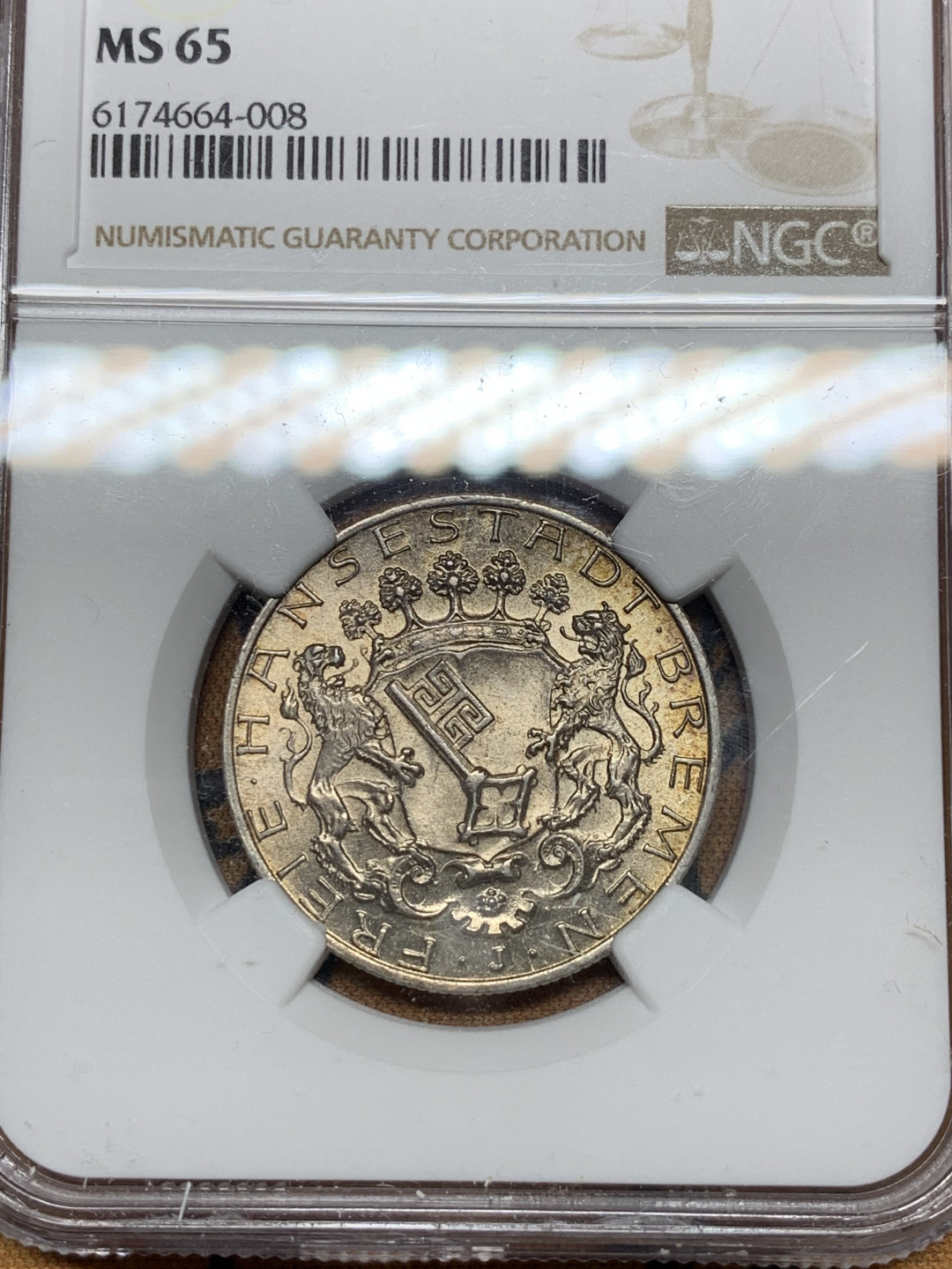 《竞宝斋》第30场-周日，周一，周二3场连拍（全场顺丰包邮） NGC-MS65 德国 1904年 不莱梅双狮盾牌 2马克 银币 五彩顶级状态