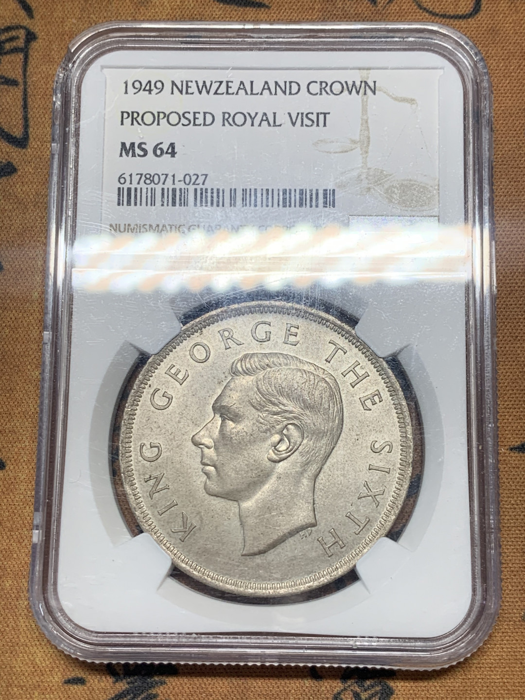 《竞宝斋》第30场-周日，周一，周二3场连拍（全场顺丰包邮） NGC-MS64 新西兰 1949年 乔六1克朗大银币 粉光顶级状态 一个边角有磕碰