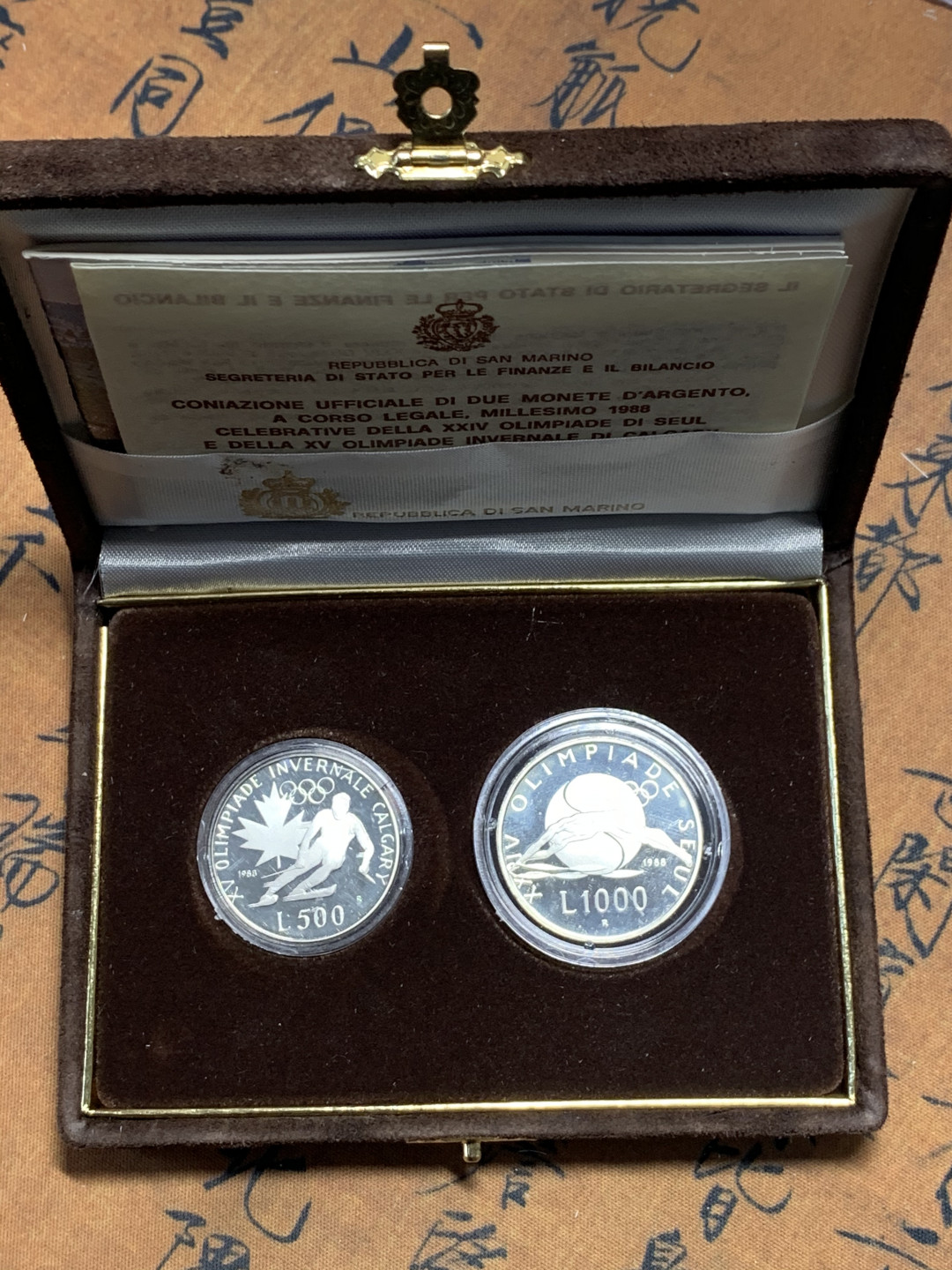 《竞宝斋》第30场-周日，周一，周二3场连拍（全场顺丰包邮） 原盒证书 圣马力诺 1988年冬奥会 500/1000里拉 精制PROOF银币一对 完美状态