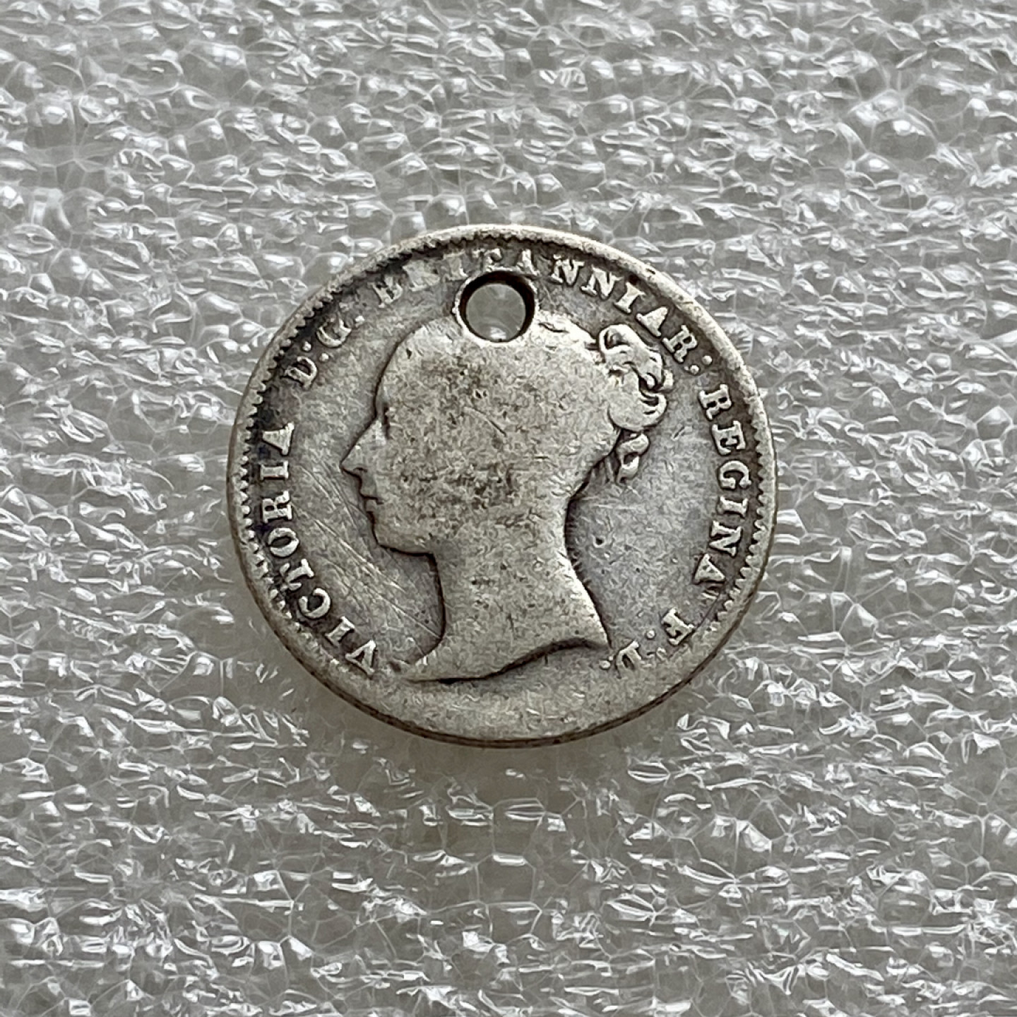 【Numismatist】第四场-0起拍-0佣金-包邮-世界硬币 英国1854年小维4便士银币，发行量4158枚，带孔