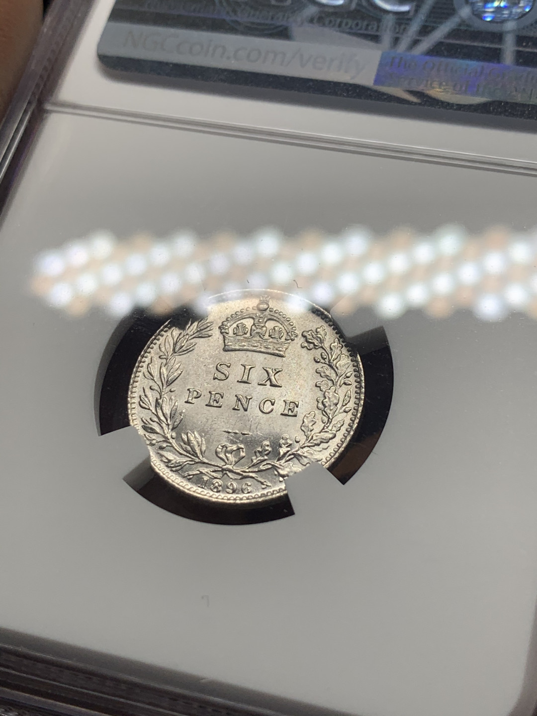 《竞宝斋》第30场-周日，周一，周二3场连拍（全场顺丰包邮） NGC-MS64英国1896年 维多利亚披纱 6便士 银币 原光品相，分数难得