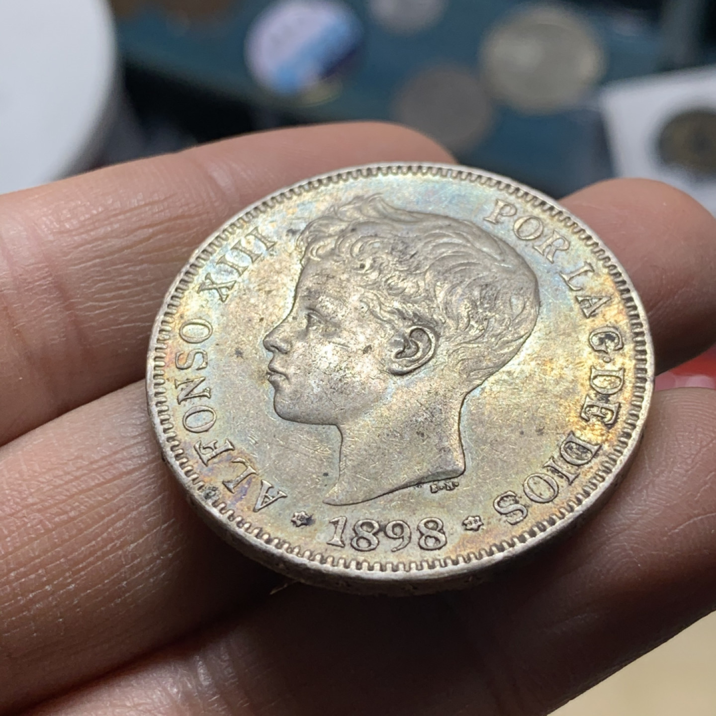 《竞宝斋》第30场-周日，周一，周二3场连拍（全场顺丰包邮） 西班牙 1898年 阿方索十三世 双柱5比塞塔 大银币 五彩包浆 AU的状态