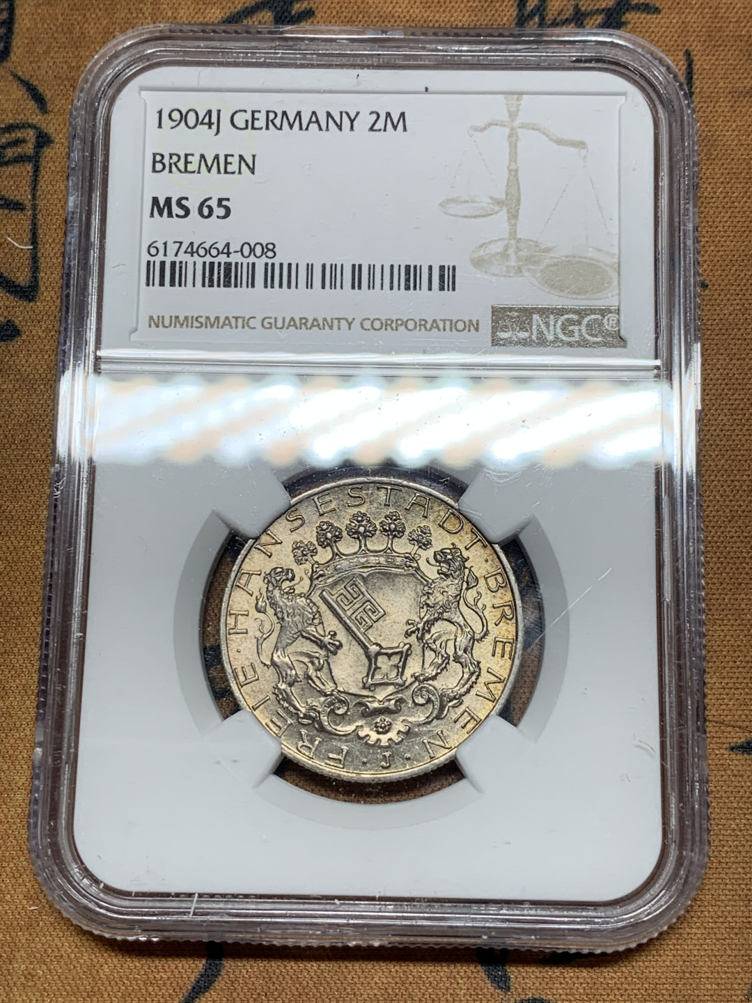 《竞宝斋》第30场-周日，周一，周二3场连拍（全场顺丰包邮） NGC-MS65 德国 1904年 不莱梅双狮盾牌 2马克 银币 五彩顶级状态