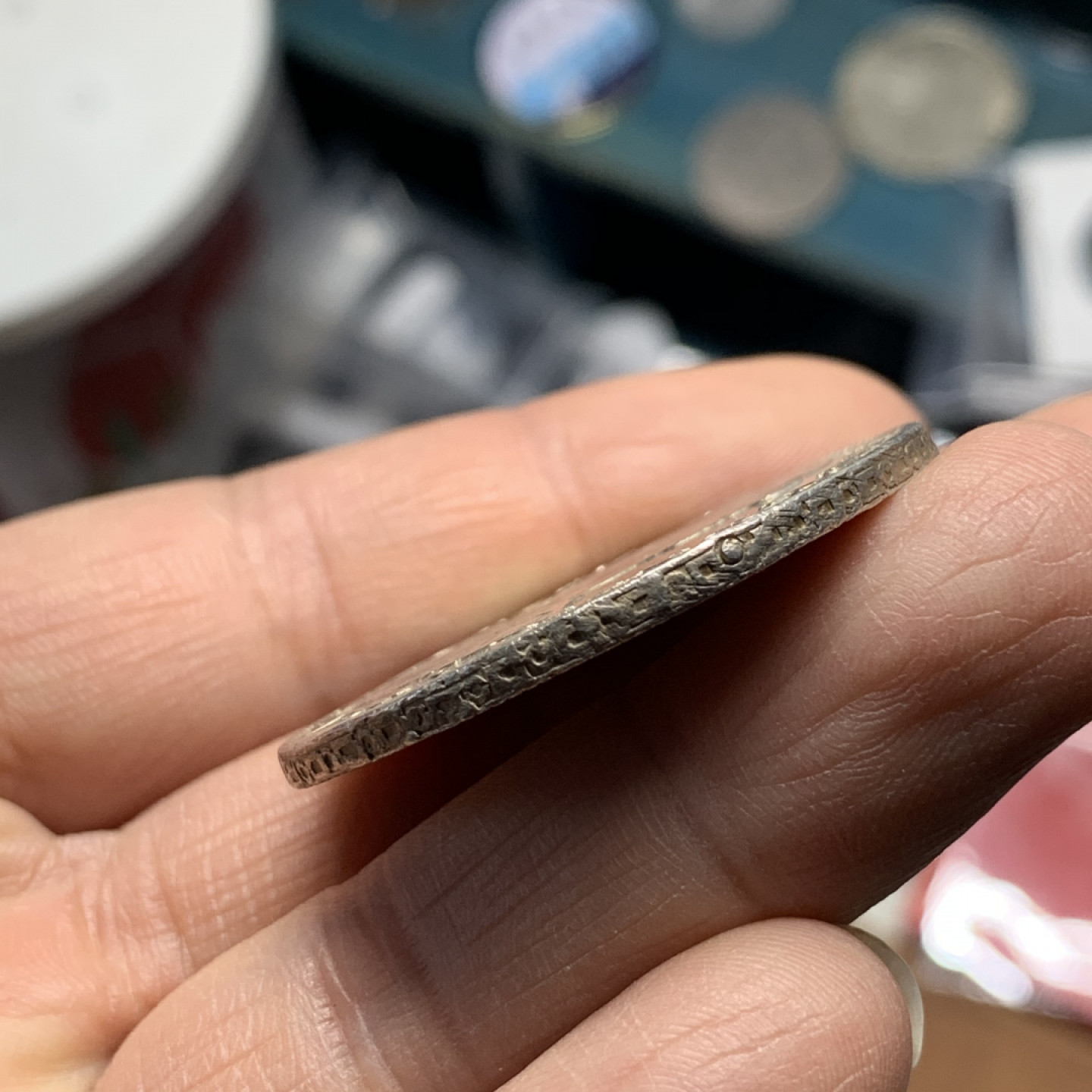 《竞宝斋》第30场-周日，周一，周二3场连拍（全场顺丰包邮） 西属 墨西哥1784年 卡三 8R 双柱大银币 39mm 26.7克 细节见图