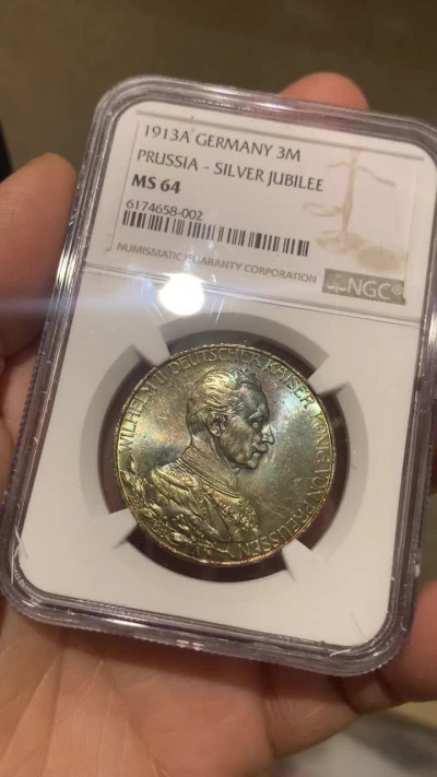 《竞宝斋》第30场-周日，周一，周二3场连拍（全场顺丰包邮） NGC-MS64 德国普鲁士 1913年 军装版 3马克 银币 五彩包浆 非常漂亮