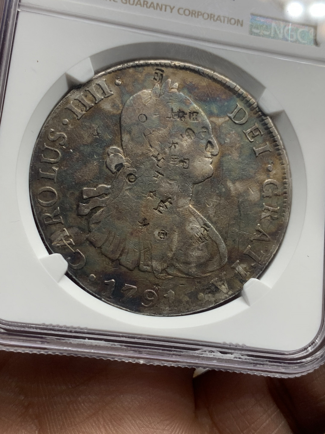 《竞宝斋》第30场-周日，周一，周二3场连拍（全场顺丰包邮） NGC评级1791年玻利维亚卡四双柱8瑞尔银币，撑满盒子直径达40mm的老双柱，比普通的大一圈