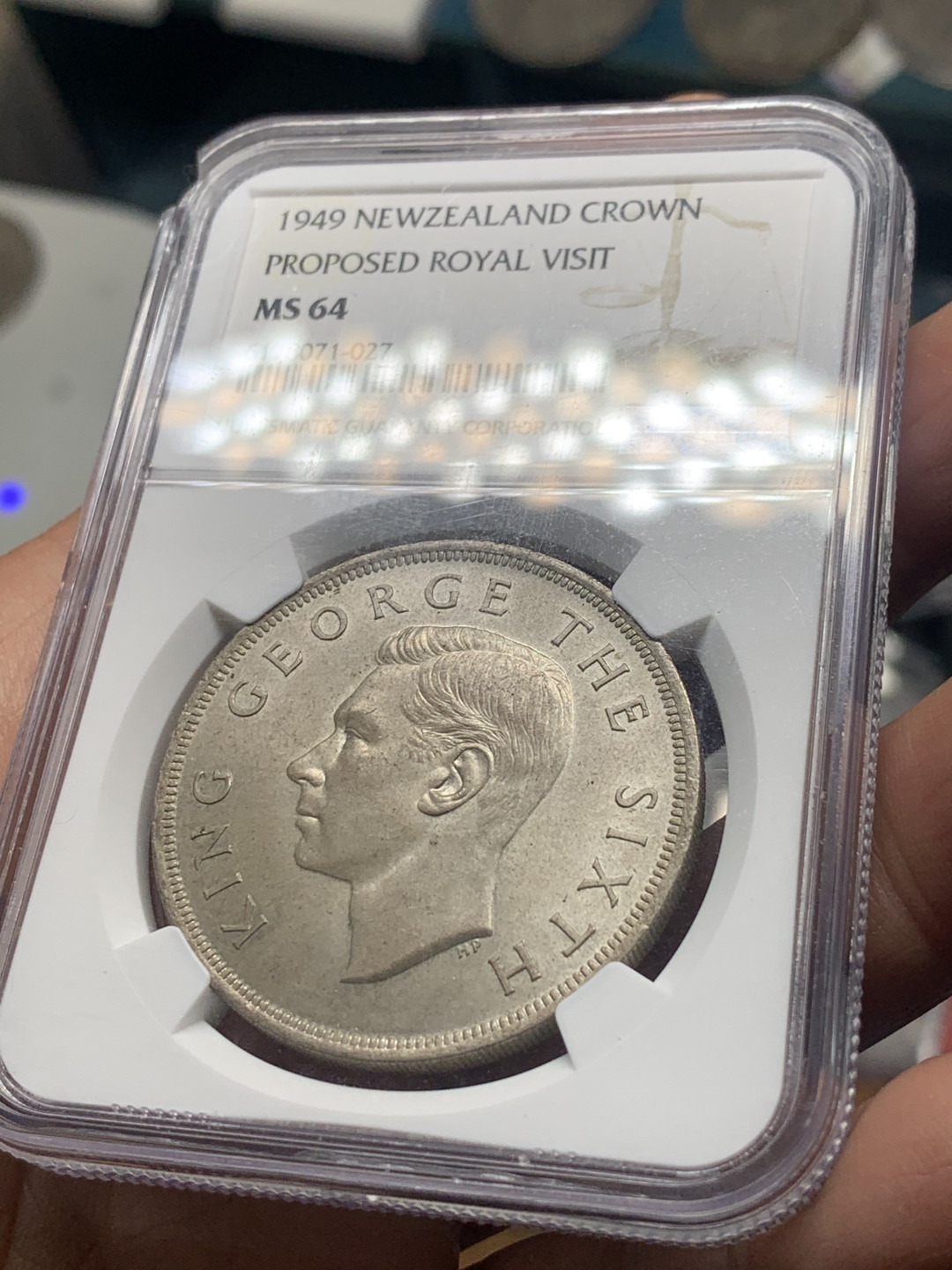 《竞宝斋》第30场-周日，周一，周二3场连拍（全场顺丰包邮） NGC-MS64 新西兰 1949年 乔六1克朗大银币 粉光顶级状态 一个边角有磕碰