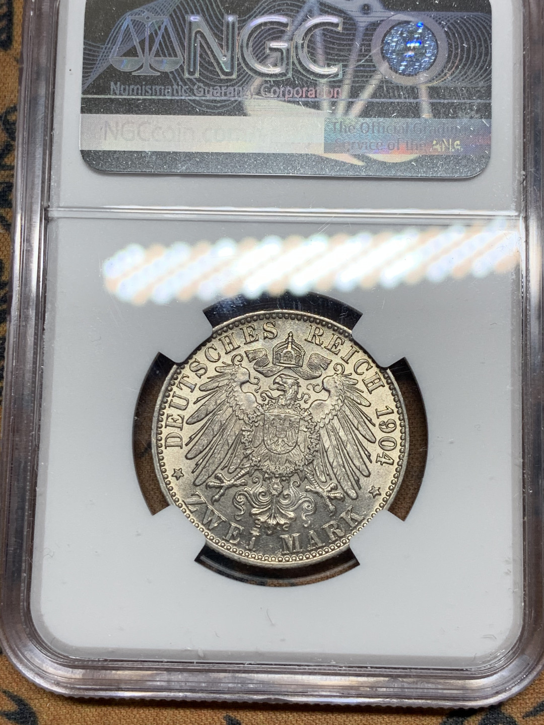 《竞宝斋》第30场-周日，周一，周二3场连拍（全场顺丰包邮） NGC-MS65 德国 1904年 不莱梅双狮盾牌 2马克 银币 五彩顶级状态