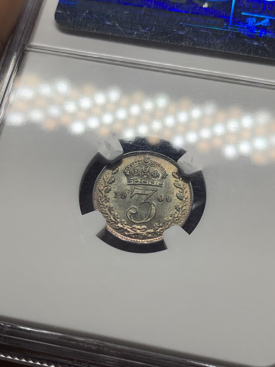 《竞宝斋》第30场-周日，周一，周二3场连拍（全场顺丰包邮） NGC-MS65英国1900年 维多利亚披纱 3便士银币 五彩包浆，高分难得