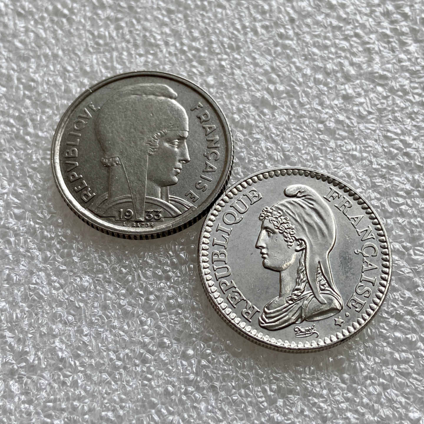 【Numismatist】第四场-0起拍-0佣金-包邮-世界硬币 法国1933年5法郎+1992年1法郎纪念币