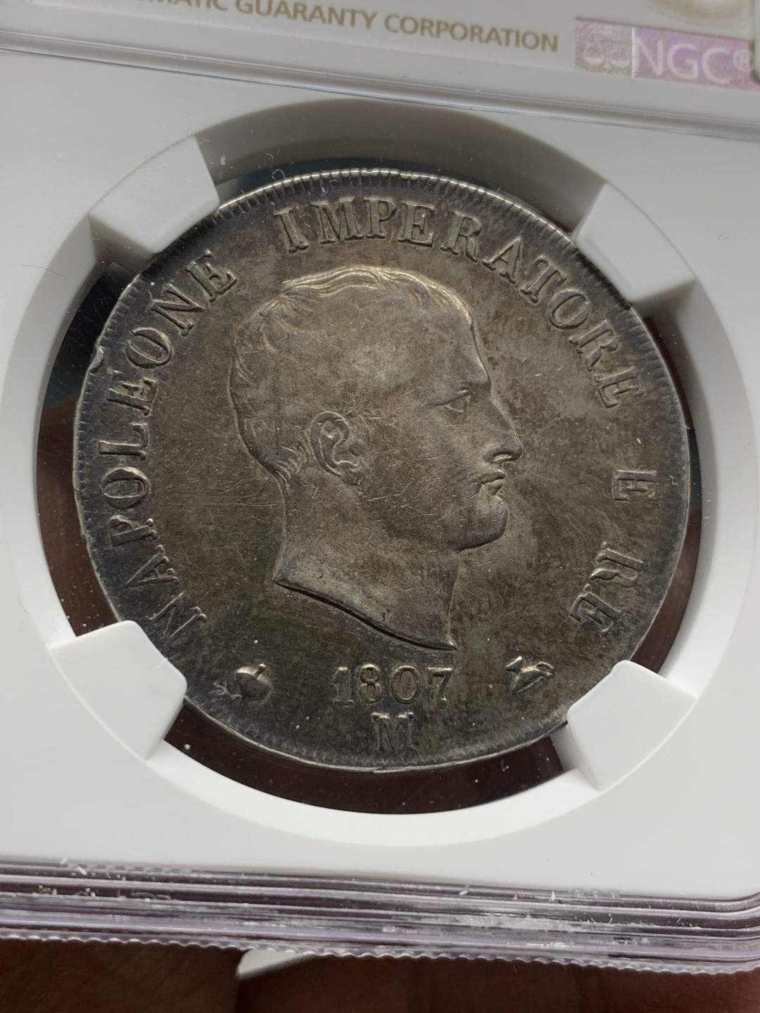 《竞宝斋》第30场-周日，周一，周二3场连拍（全场顺丰包邮） NGC-XF40 意大利 1807-M年 拿破仑一世 5里拉 大银币 黑包浆细节很好 个人估计是45分的状态