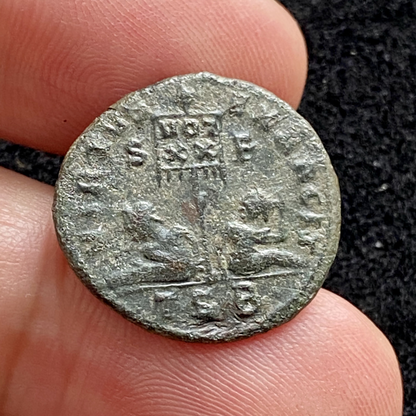 【Numismatist】第四场-0起拍-0佣金-包邮-世界硬币 古罗马帝国富利铜币，君士坦提乌斯二世（公元337-361年在位），君士坦丁大帝次子，奥古斯都，铸币地Thessalonika，誓愿二十年，直径19mm左右，品相不错