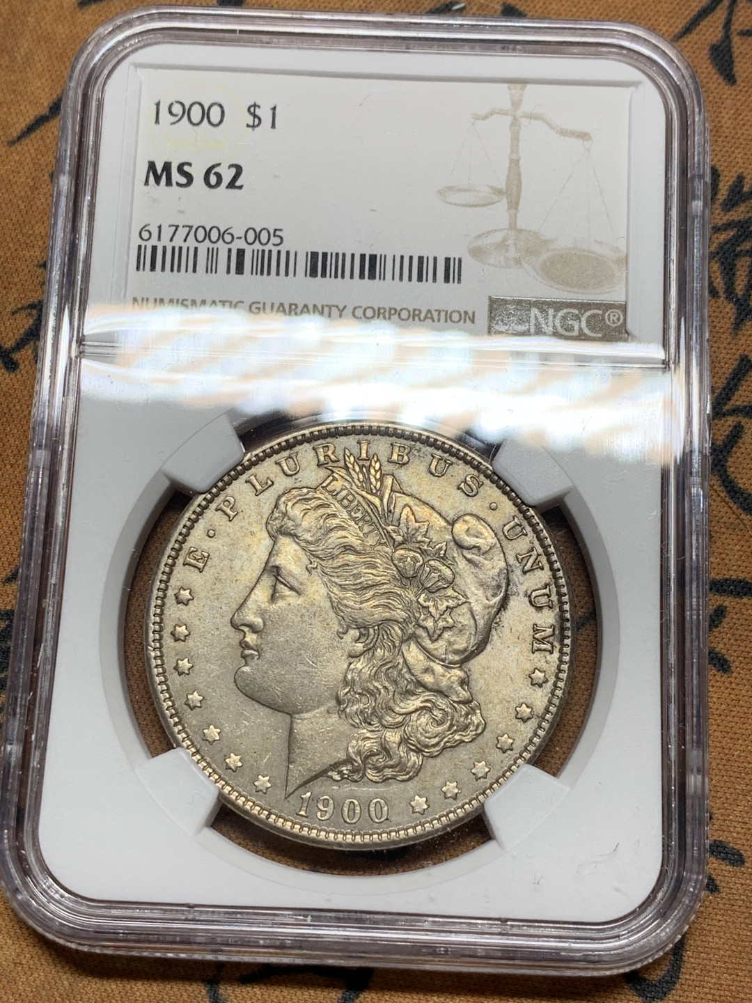 《竞宝斋》第30场-周日，周一，周二3场连拍（全场顺丰包邮） NGC-MS62 美国摩根 1900年 1元 大银币 原光好品 淡彩包浆