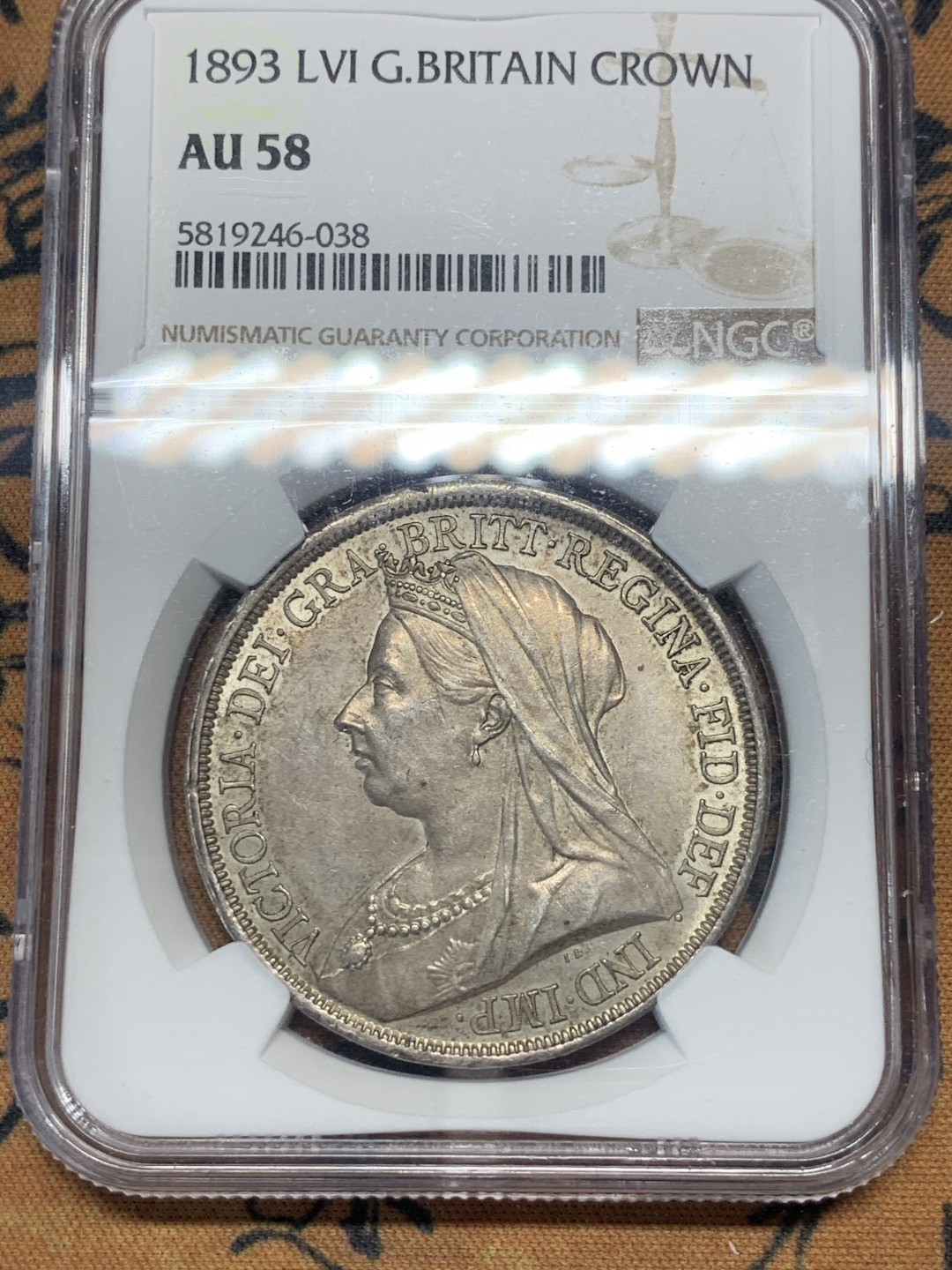 《竞宝斋》第30场-周日，周一，周二3场连拍（全场顺丰包邮） NGC-AU58 英国 1893-LVI年 维多利亚 披纱 马剑 1克朗 银币 灰色包浆