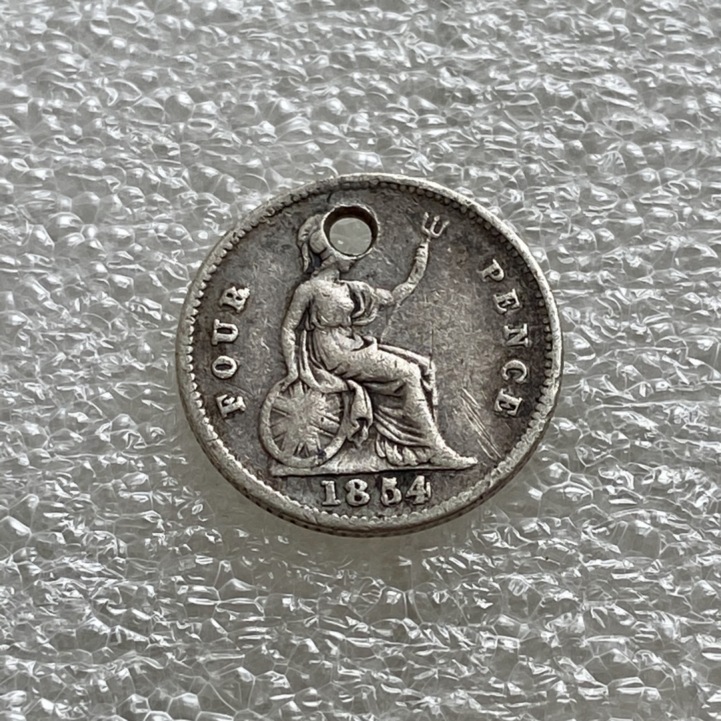 【Numismatist】第四场-0起拍-0佣金-包邮-世界硬币 英国1854年小维4便士银币，发行量4158枚，带孔