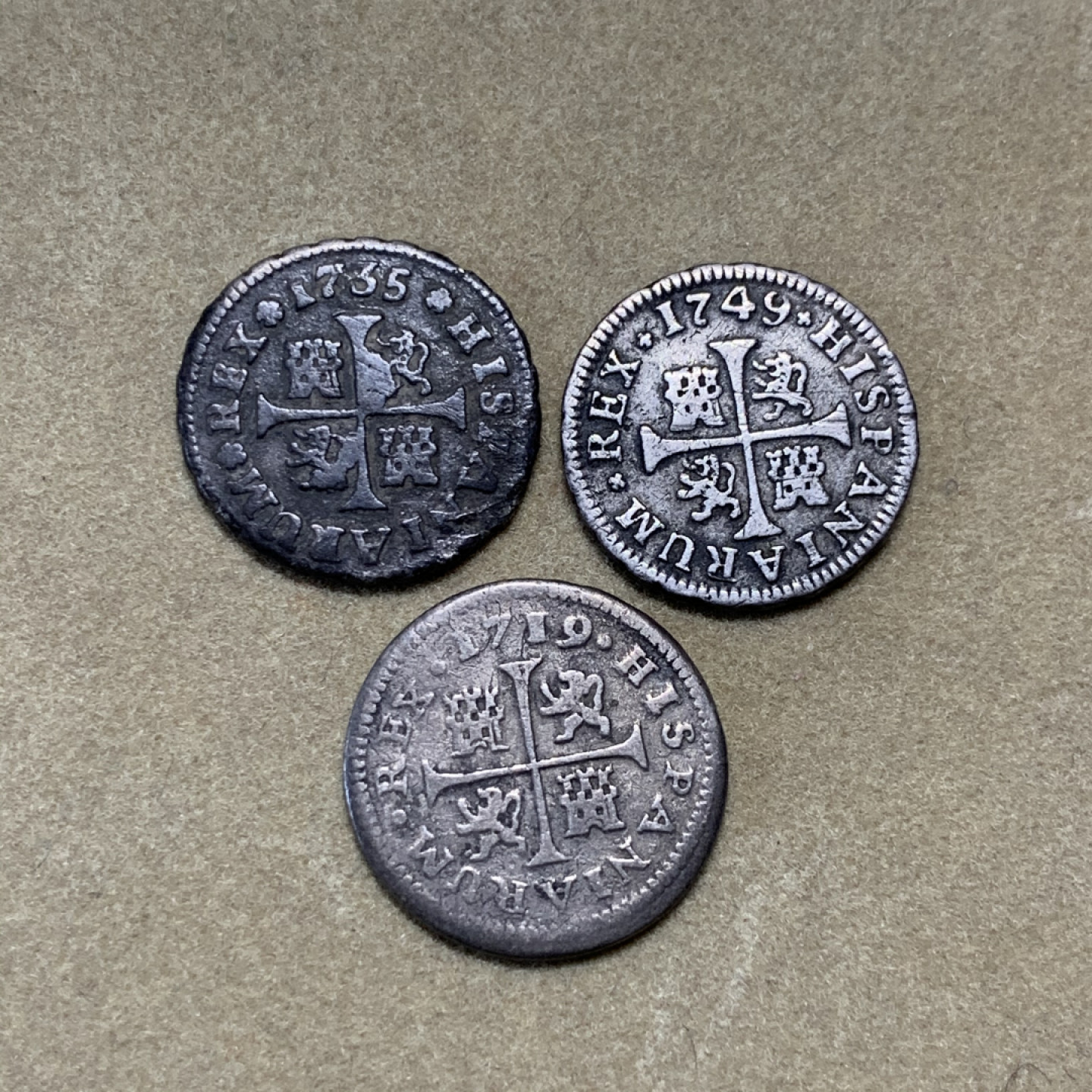 《竞宝斋》第30场-周日，周一，周二3场连拍（全场顺丰包邮） 西班牙1719，1749，1735年 本土1/2里亚尔 银币 3枚 一组