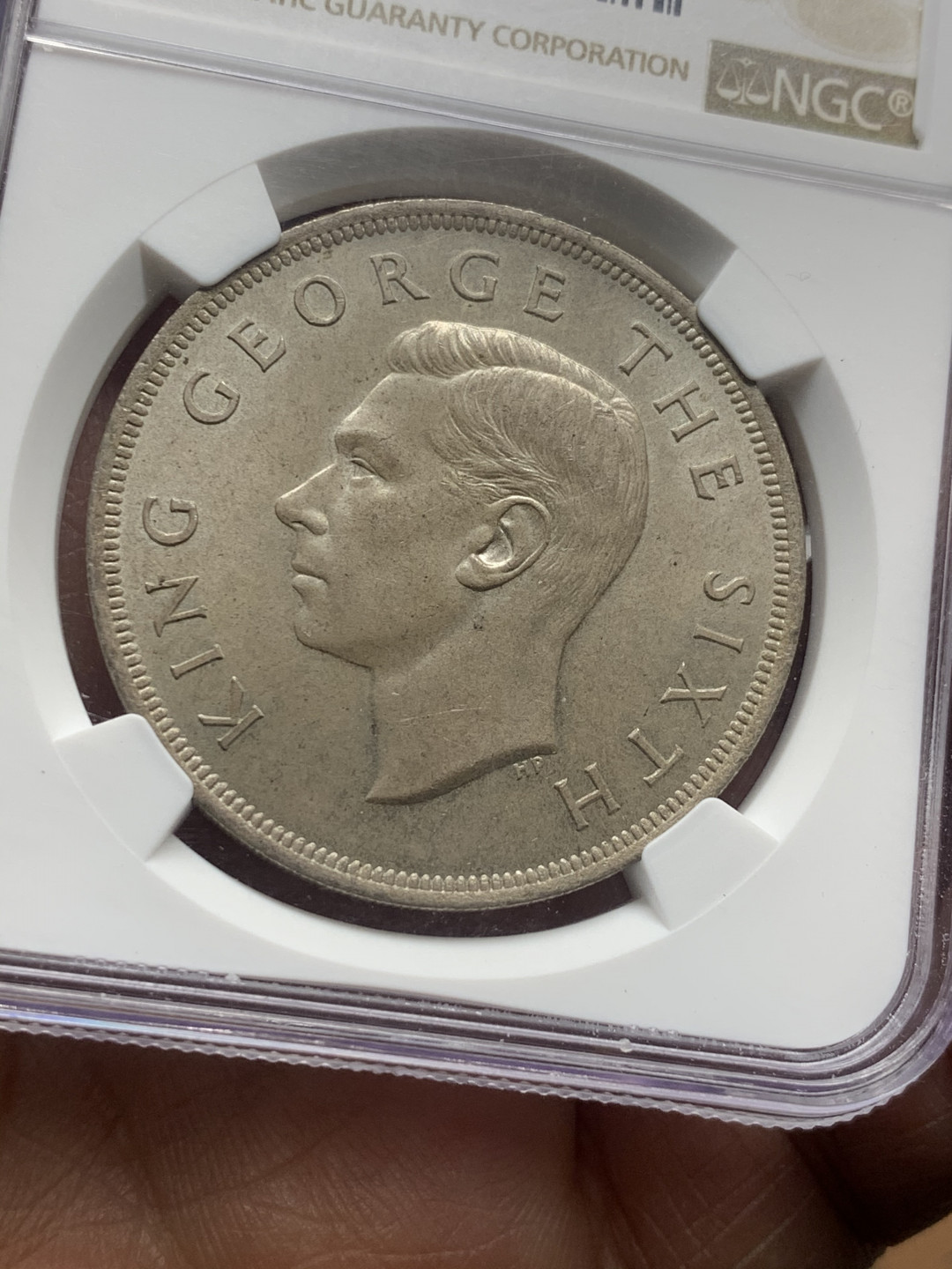 《竞宝斋》第30场-周日，周一，周二3场连拍（全场顺丰包邮） NGC-MS64 新西兰 1949年 乔六1克朗大银币 粉光顶级状态 一个边角有磕碰