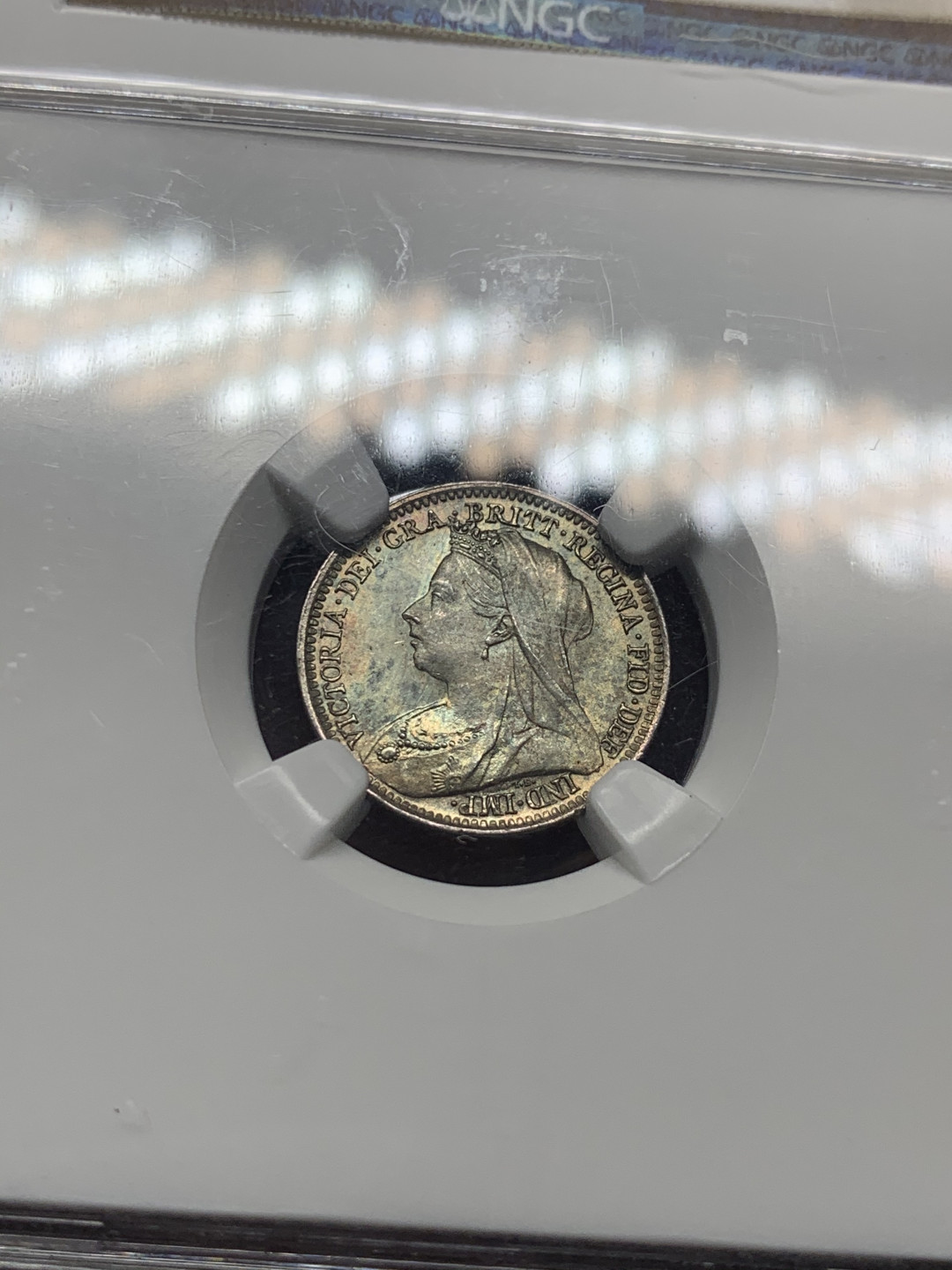 《竞宝斋》第30场-周日，周一，周二3场连拍（全场顺丰包邮） NGC-MS65英国1900年 维多利亚披纱 3便士银币 五彩包浆，高分难得