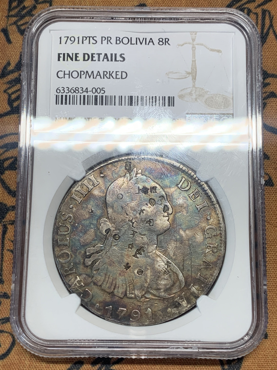 《竞宝斋》第30场-周日，周一，周二3场连拍（全场顺丰包邮） NGC评级1791年玻利维亚卡四双柱8瑞尔银币，撑满盒子直径达40mm的老双柱，比普通的大一圈